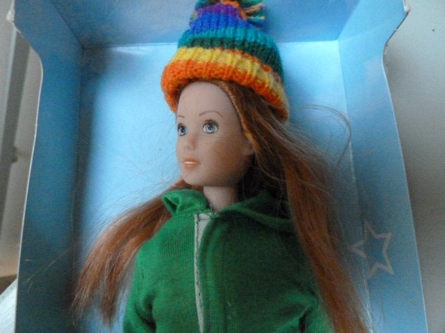 Barbieachtige pop Amika met gebreide muts en kleding, Verzenden, Nieuw, Overige typen