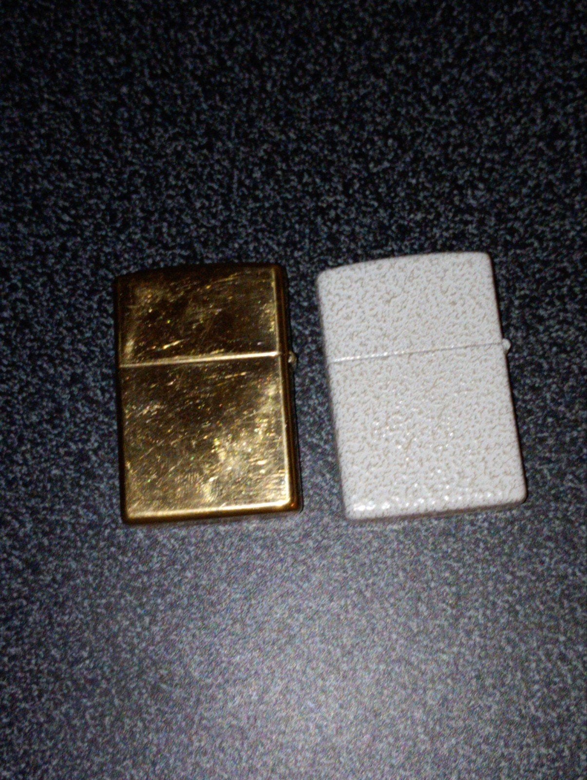 Set van 2 Zippo aanstekers: Goudkleurig en Wit, Verzamelen, Ophalen of Verzenden, Gebruikt, Aansteker