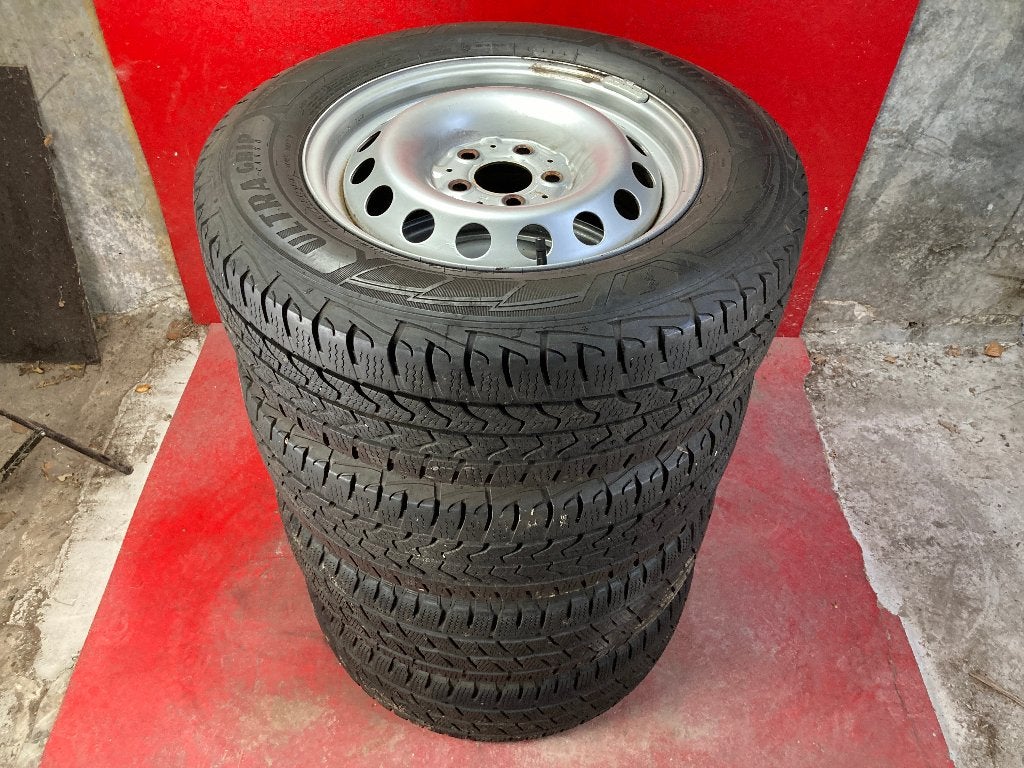 Winterbanden Mercedes Vito 215/65R16 Goodyear, Auto-onderdelen, 16 inch, ., Banden en Velgen, .