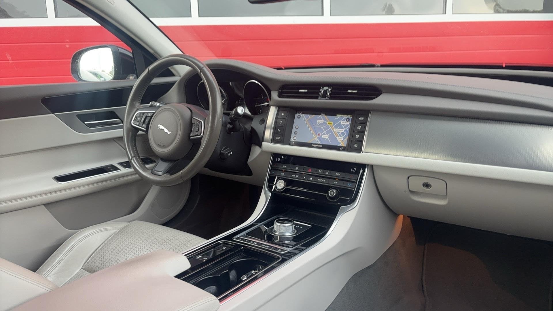 Jaguar XF 2.0d Portfolio DEALER OH / TREKHAAK / XENON / NAVI, Auto's, Automaat, Dealer onderhouden, Achterwielaandrijving, Gebruikt