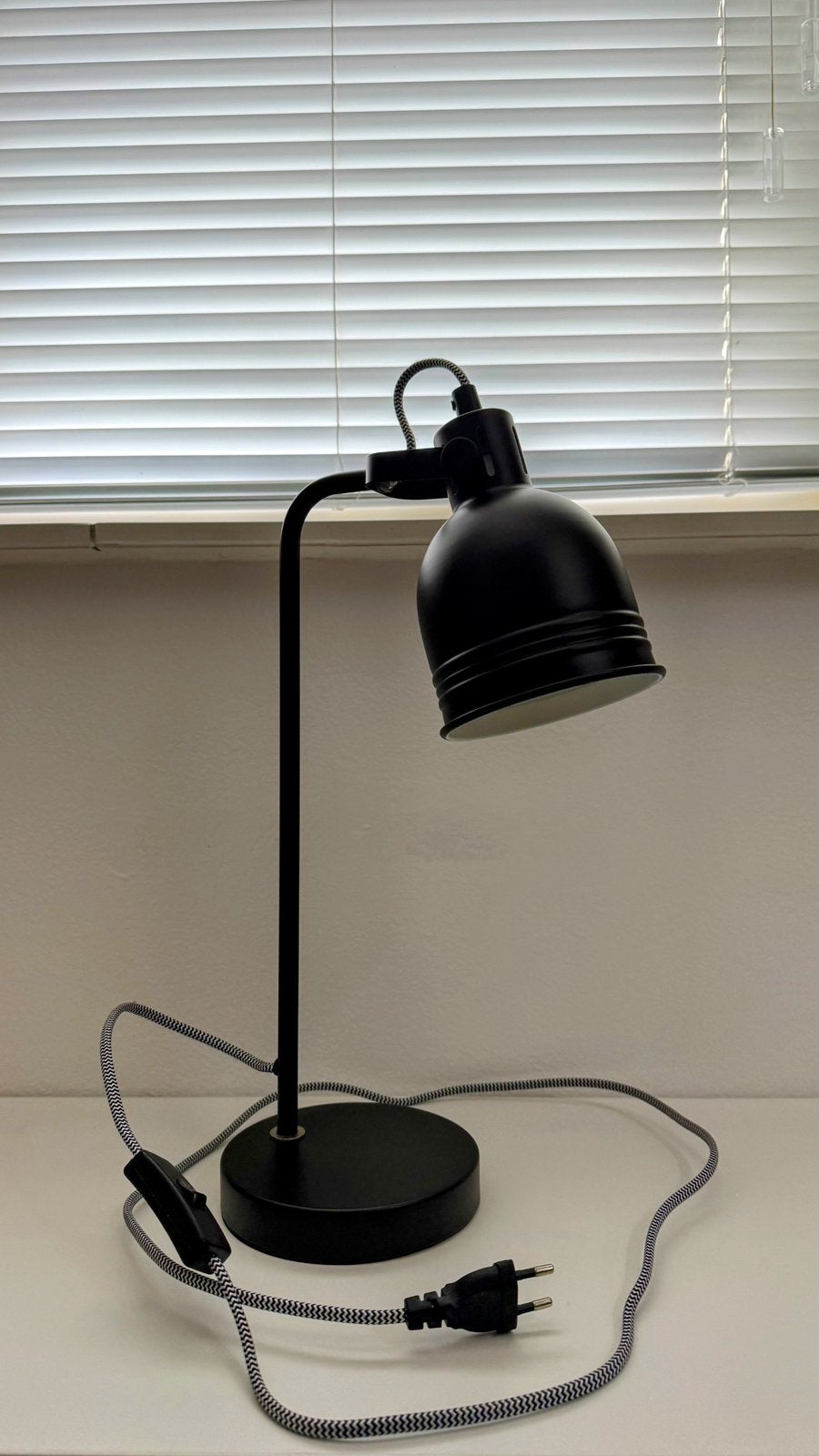 NIEUWE zwarte tafel/bureaulamp, inclusief gratis lichtbron!, Ophalen, Bureaulamp, Overige merken, Met schakelaar