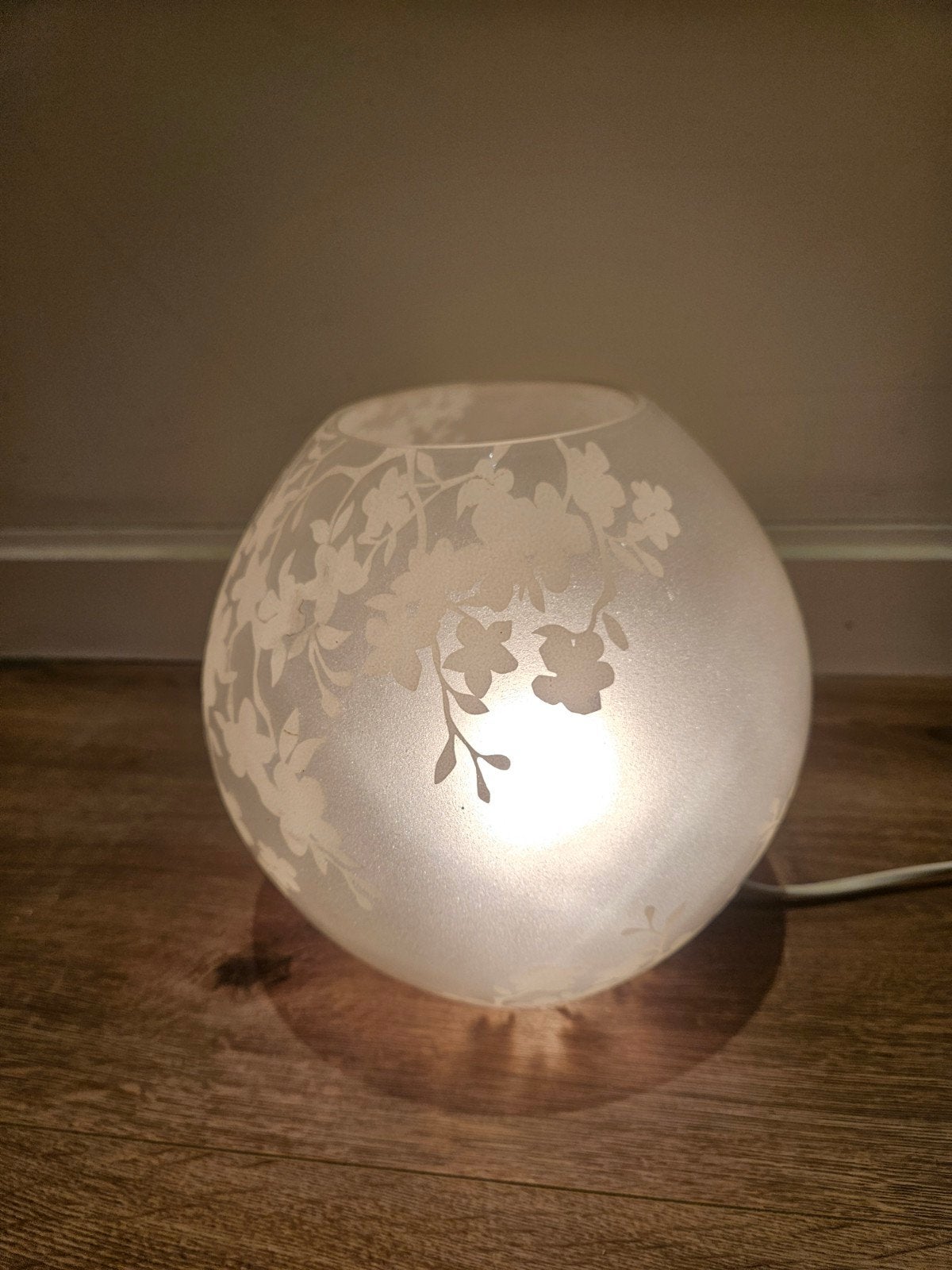 IKEA tafellamp met bloemmotief - Zo goed als nieuw, Bureaulamp, Wit, Ophalen of Verzenden, Met schakelaar