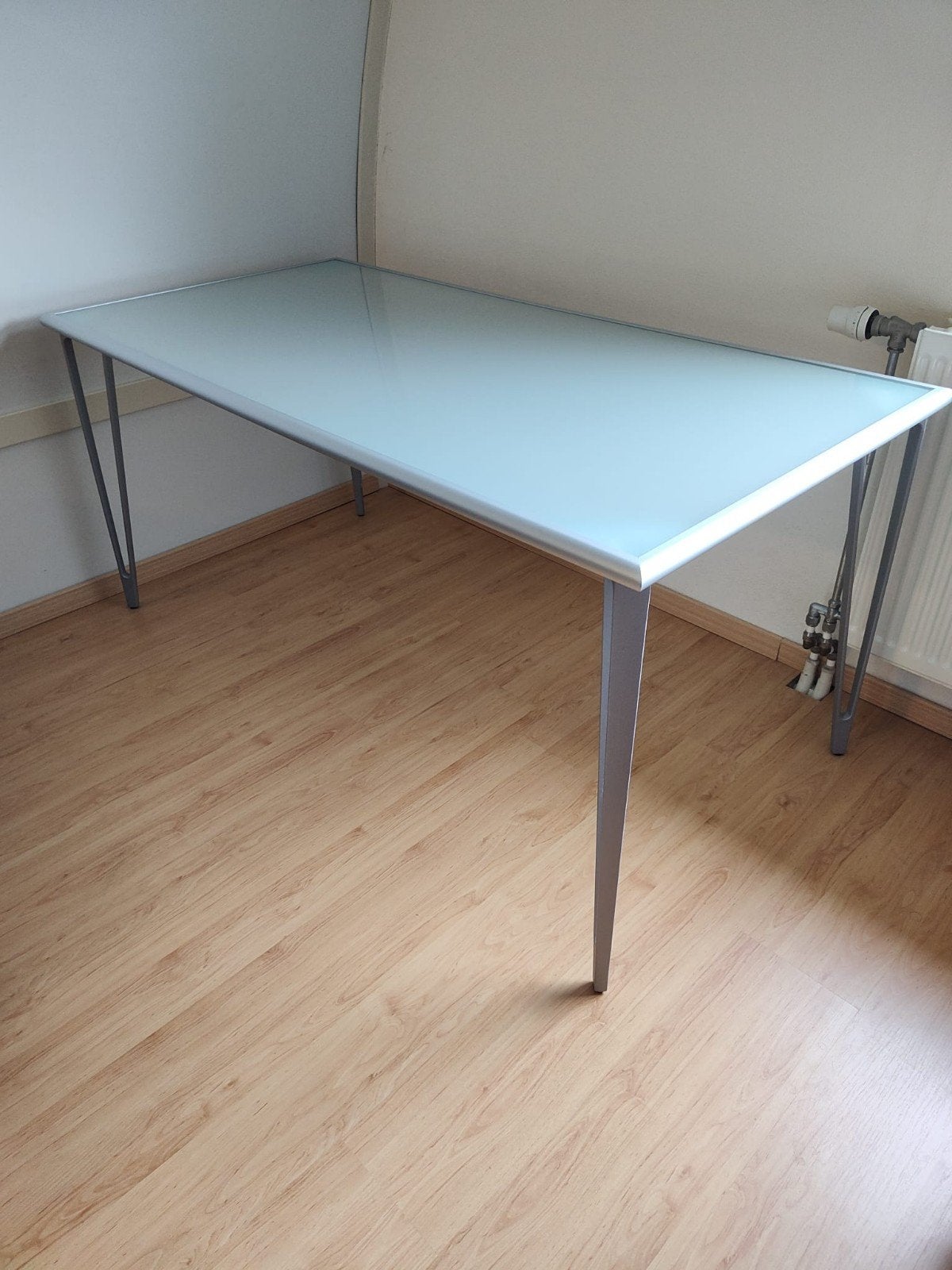 Glazen tafel met melkglas en aluminium poten, Huis en Inrichting, Ophalen, Gebruikt, 50 tot 100 cm, Glas