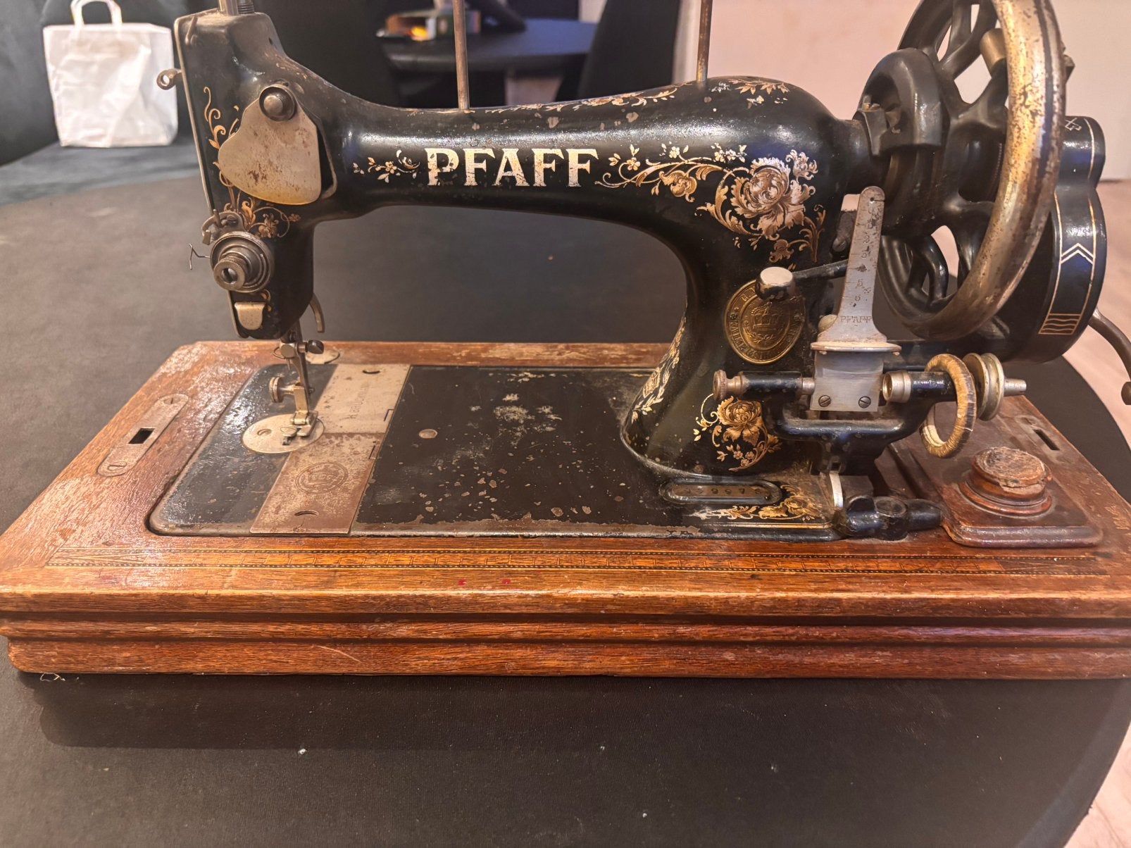 Antieke Pfaff K handnaaimachine, Ophalen