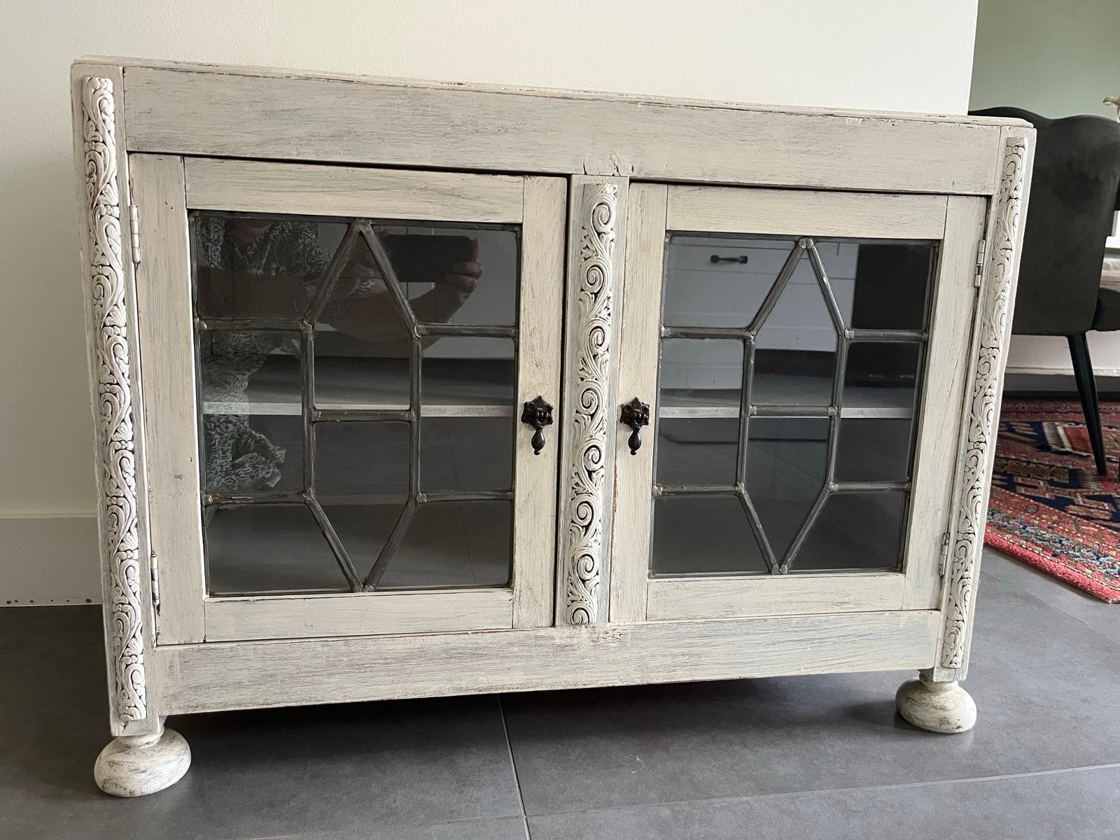 Vintage kastje met glas-in-lood deuren, Ophalen