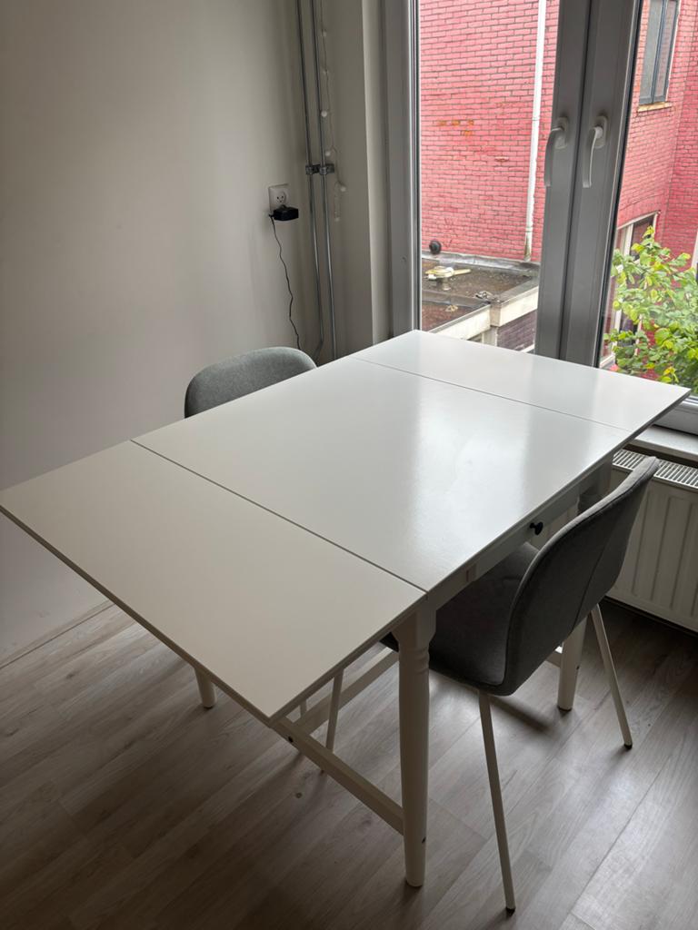 Witte uitschuifbare eettafel met twee stoelen, Huis en Inrichting, Tafels | Eettafels, Zo goed als nieuw, 50 tot 100 cm, 100 tot 150 cm