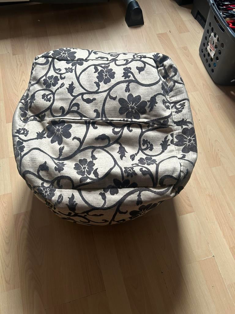 Leuke gebloemde zitzak. Bruin. Als nieuw, Huis en Inrichting, Ophalen of Verzenden, Zo goed als nieuw, Rond, Minder dan 50 cm