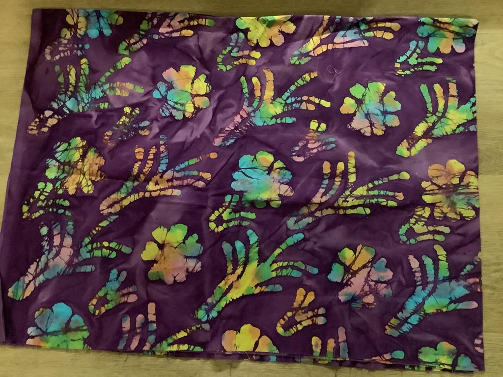 Paarse  batik stof met bloemenprint - 100 x 140 cm, Hobby en Vrije tijd, Overige materialen, Paars, Ophalen of Verzenden, Zo goed als nieuw