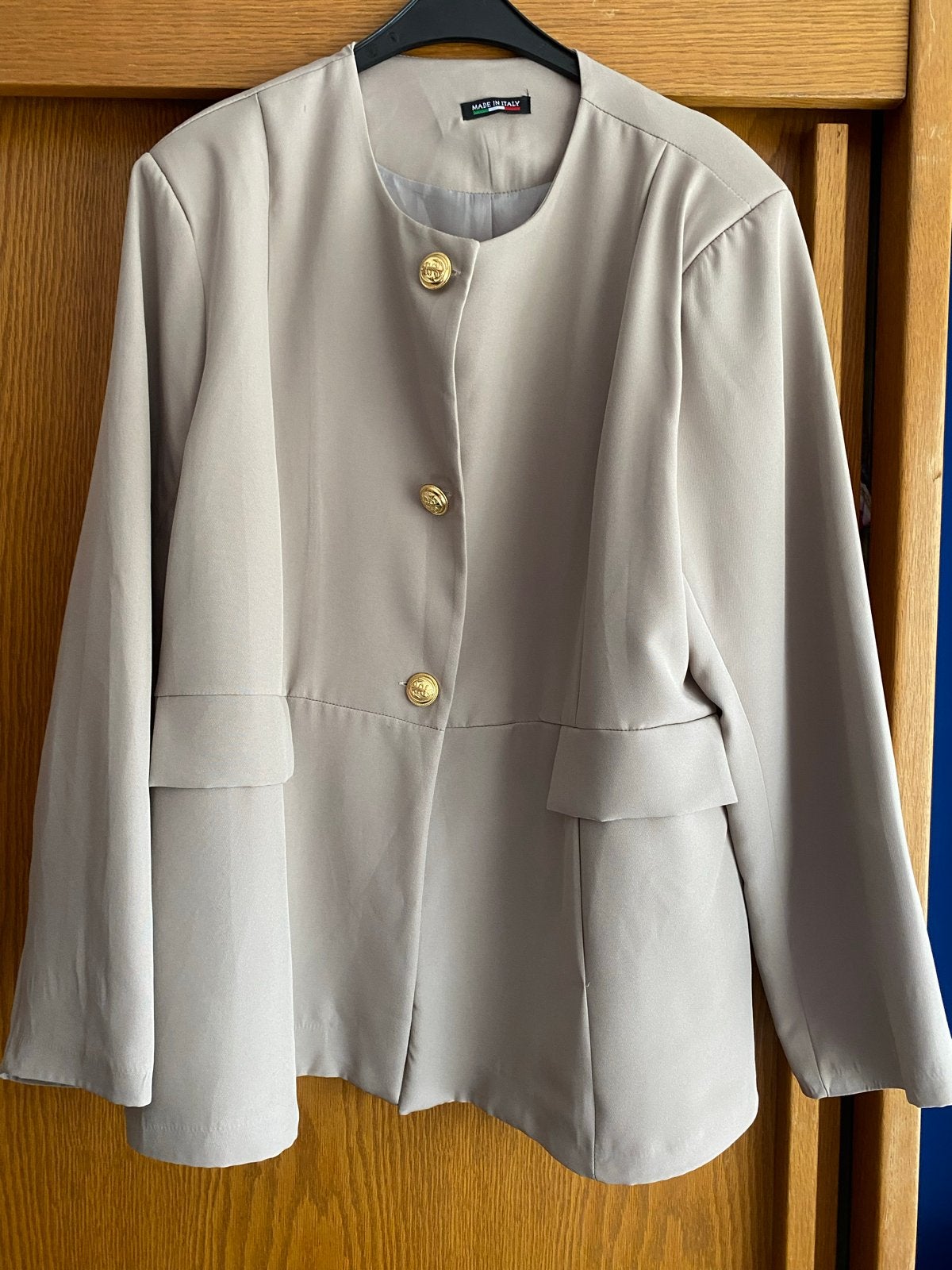 Stijlvol beige jasje met gouden knopen, Beige, Maat 46/48 (XL) of groter, Ophalen of Verzenden, Zo goed als nieuw