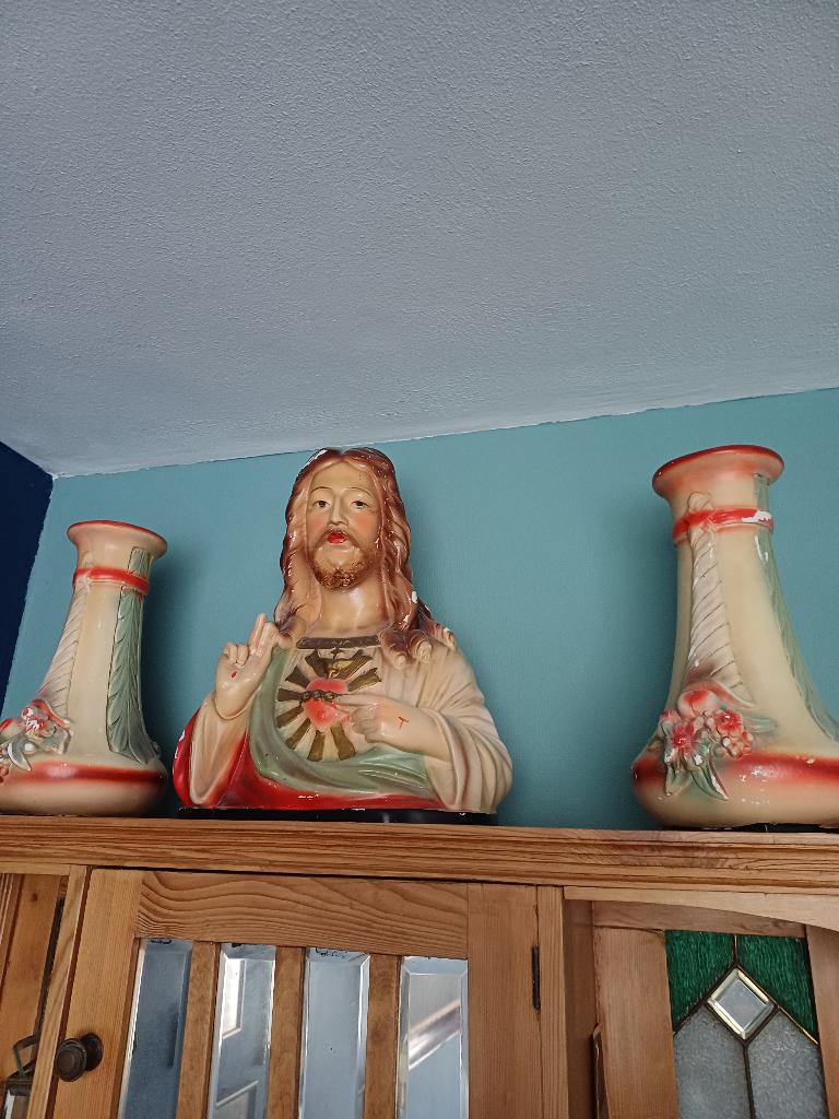 Religieuze beelden met bijbehorende vazen, Ophalen, Gebruikt, Meerkleurig, Steen/keramiek