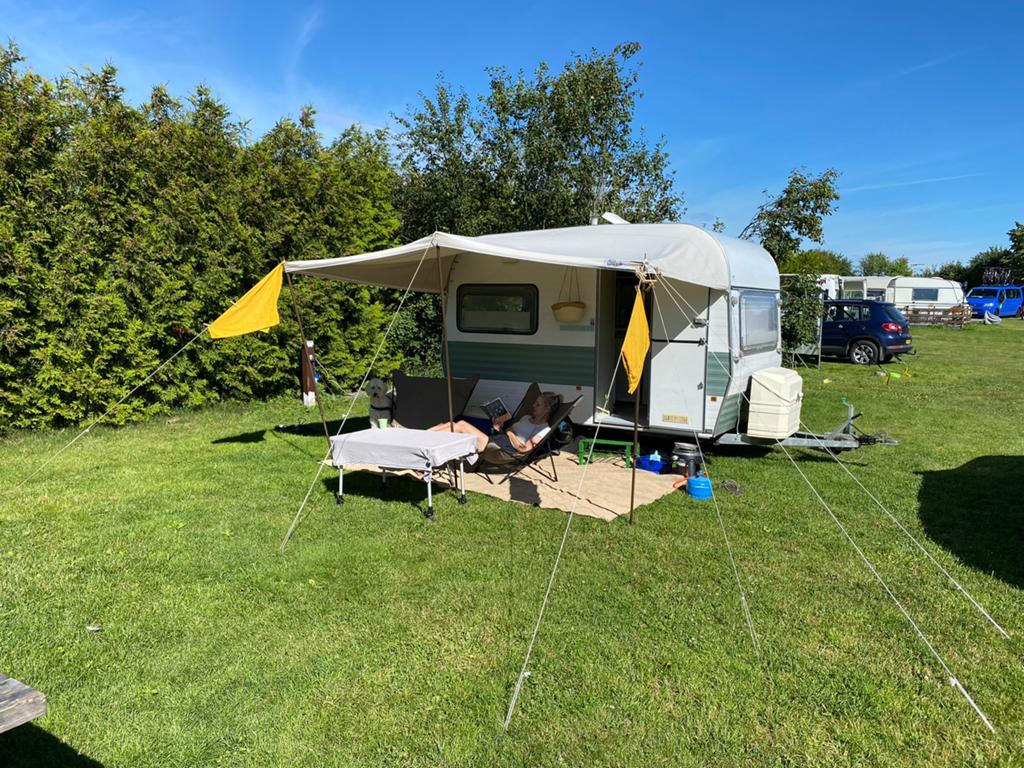 Chateau Elite Caravan uit 1973 - Compact en Charmant, Omvormbare zithoek, Tot en met 3, Particulier, 4 tot 5 meter