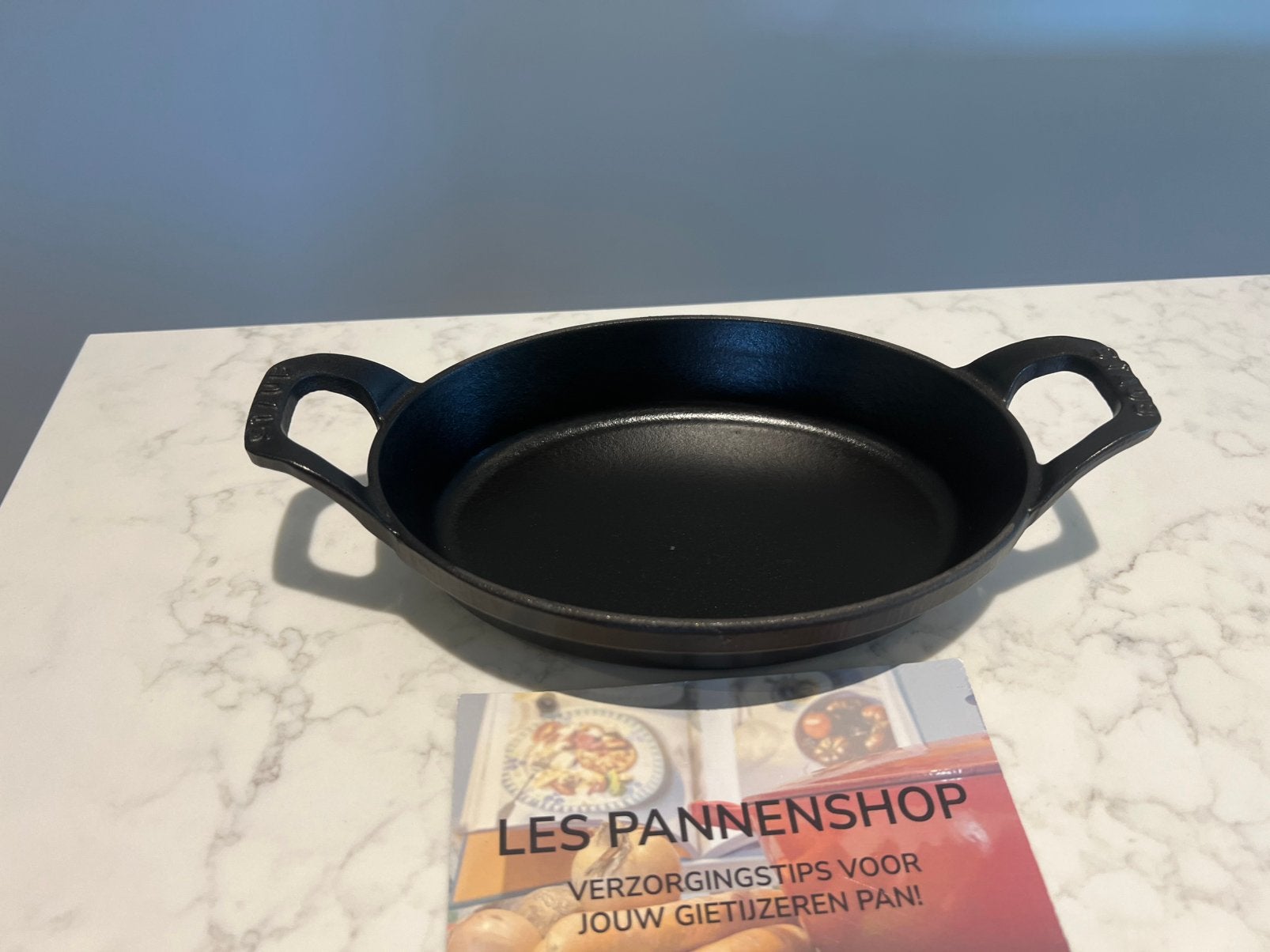 Nieuw Staub ovenschaaltje mat zwart 21 cm, Gietijzer, Overige typen, Nieuw, Ophalen of Verzenden