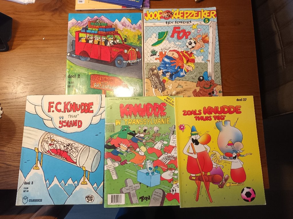 stripboeken 4 x Fc Knudde en 1 x Joop klepzeiker, Meerdere stripboeken, Ophalen of Verzenden, Gelezen