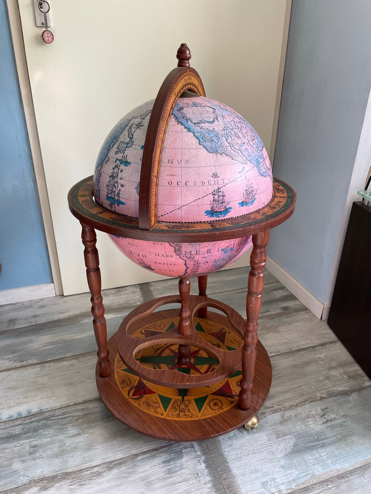 Globebar - Roze Wereldbol met Opbergruimte, Huis en Inrichting, Ophalen, Gebruikt, Met opbergruimte, Globebar