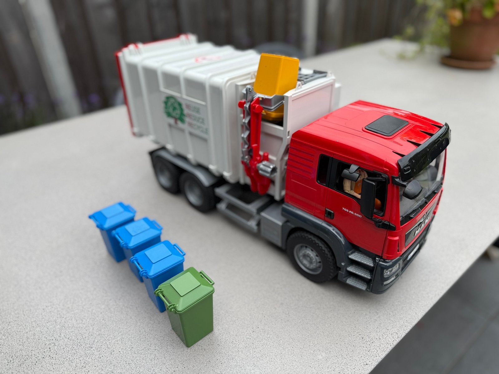 Bruder vuilniswagen met 5 containers en 2 vuilnismannen, Kinderen en Baby's, Speelgoed | Speelgoedvoertuigen, Ophalen, Gebruikt