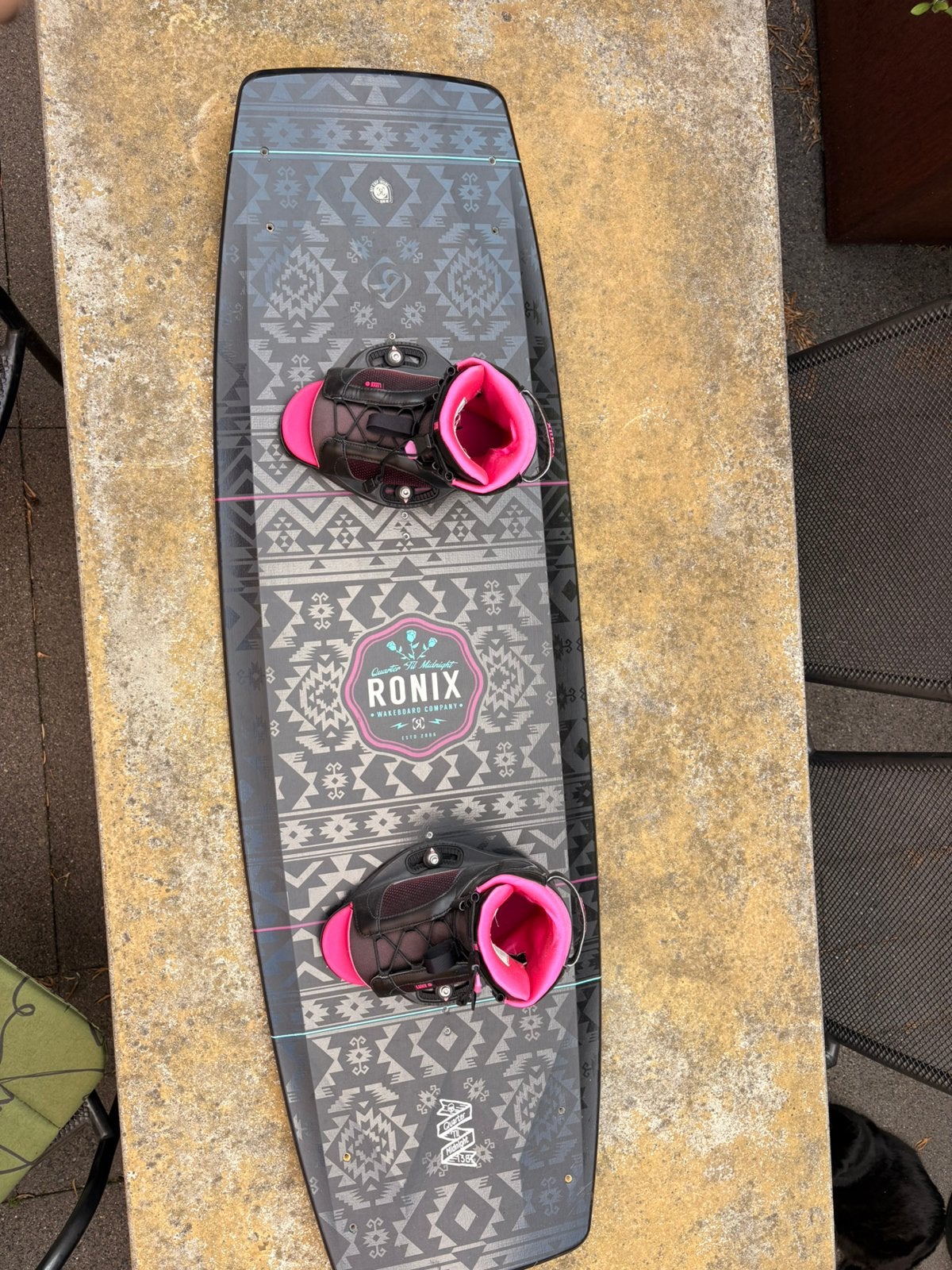 Ronix Quarter ‘Til Midnight 138cm wakeboard set, Watersport en Boten, Ophalen, Gebruikt, Board en Schoenen