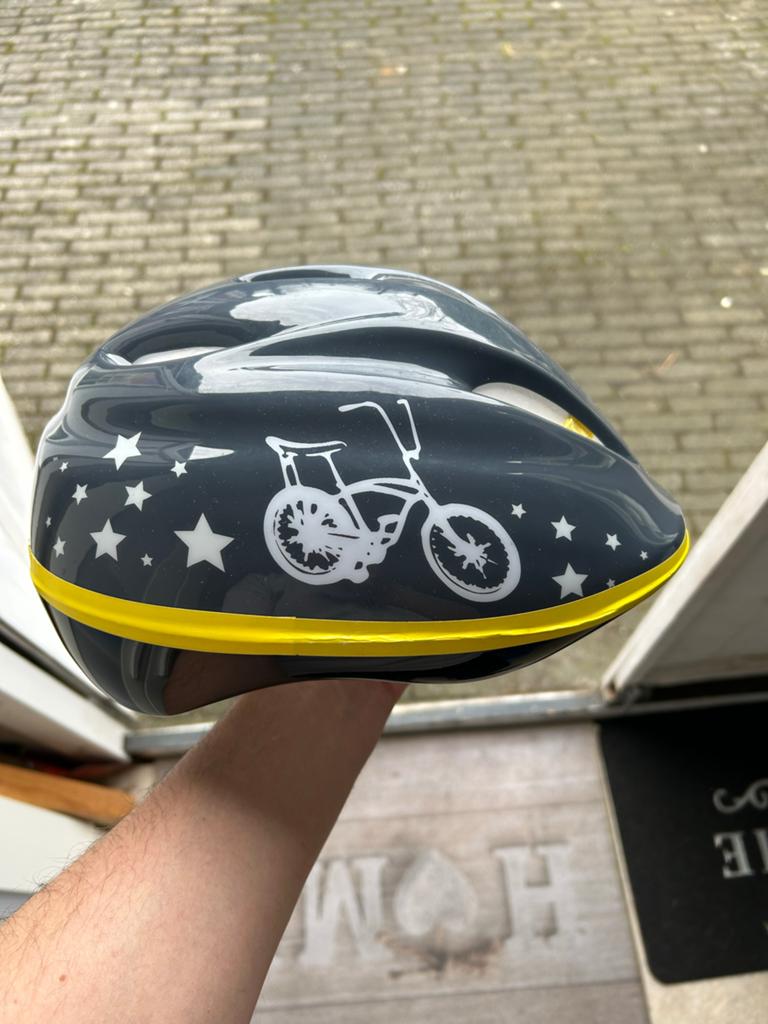 Nieuwe kinderfietshelm - Grijs met sterren en fiets, Ophalen of Verzenden, Nieuw, Jongen of Meisje