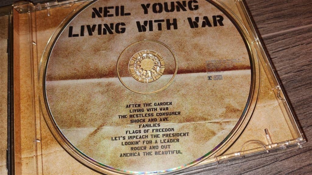 Neil Young Living With War [HDCD], Cd's en Dvd's, Cd's | Rock, Ophalen of Verzenden, Zo goed als nieuw, Poprock