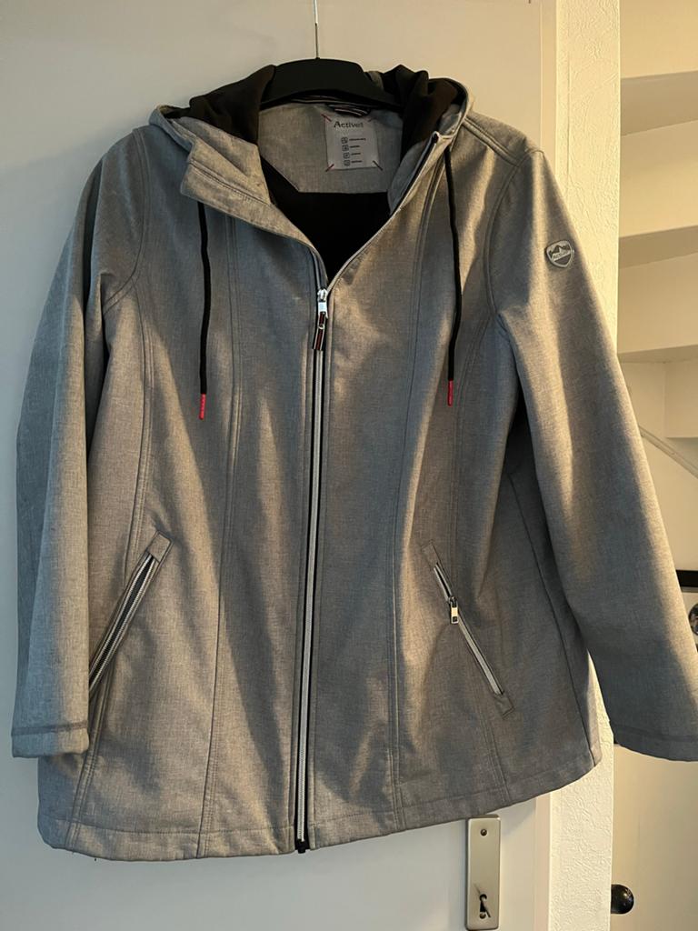 Grijze softshell jas met capuchon - Actives, Ophalen of Verzenden, Zo goed als nieuw, Maat 46/48 (XL) of groter, Grijs