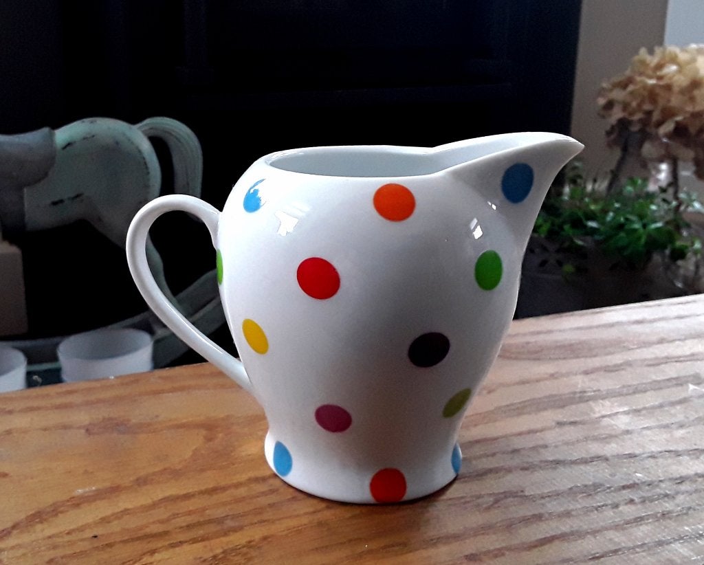 Vrolijk melkkannetje met kleurige stippen - polkadots, Huis en Inrichting, Keuken | Servies, Kan, Keramiek, Ophalen of Verzenden