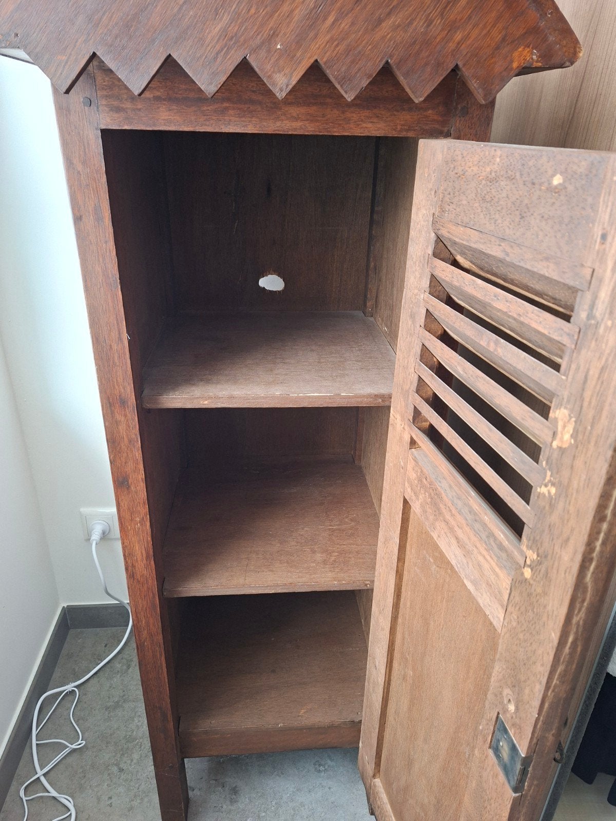 Mooi houten kast met puntdak, Ophalen