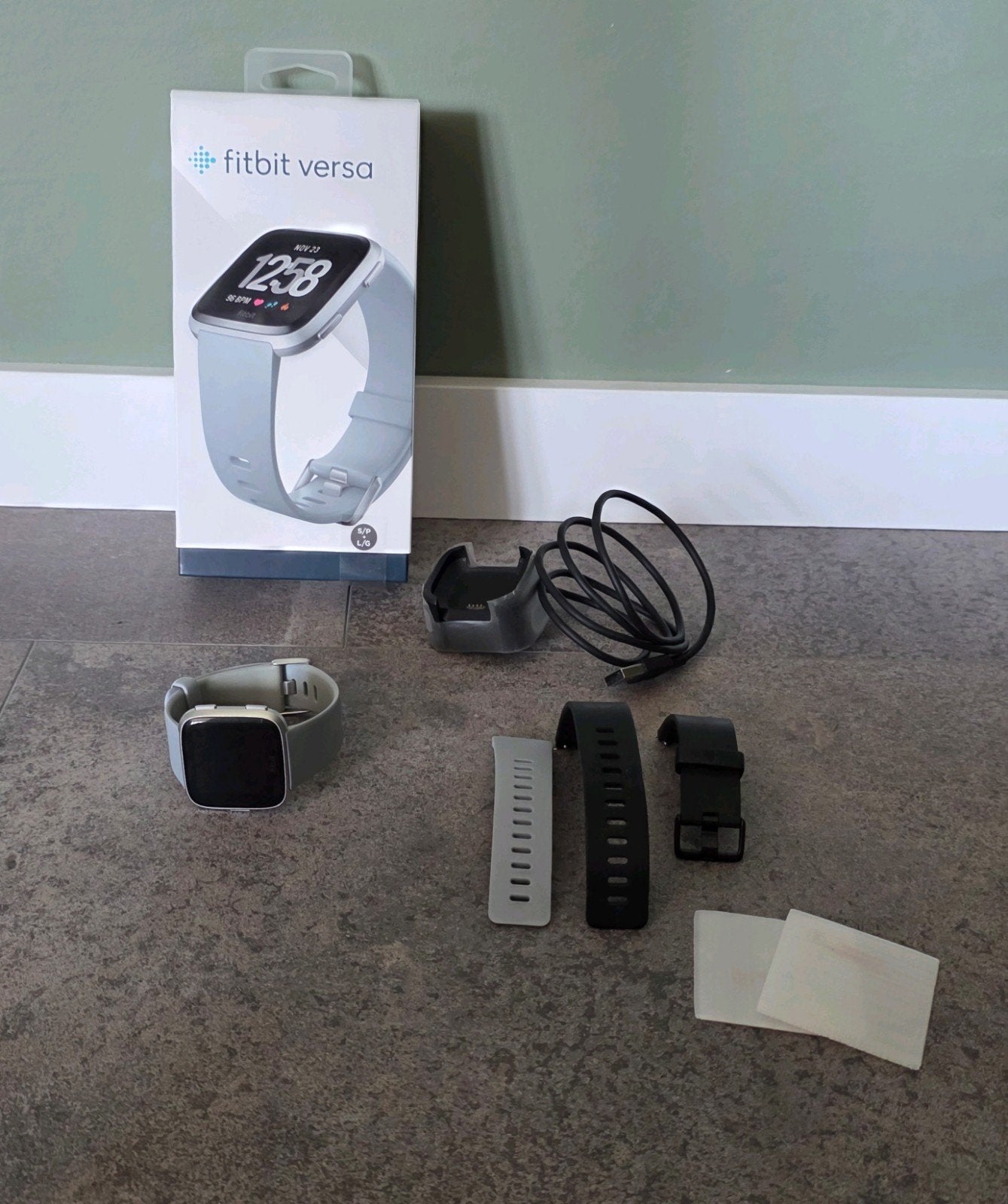 Fitbit Versa smartwatch sport horloge zilver met accessoires, Ophalen, Gebruikt, Zilver
