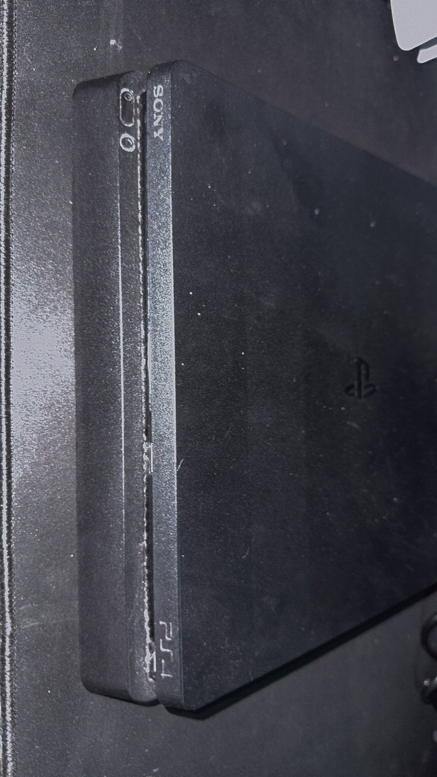 Foto 4 van PlayStation 4 Slim 1TB met 2 controllers en 2 games