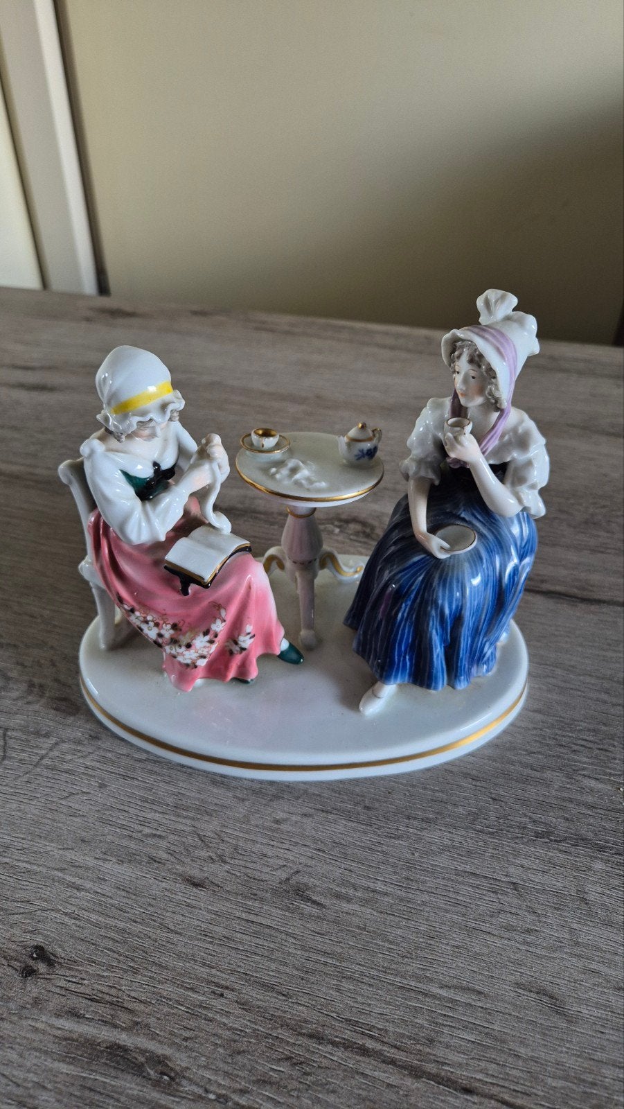 Ens Porzellan Volkstedt beeldje: Dames aan de theetafel, Ophalen of Verzenden