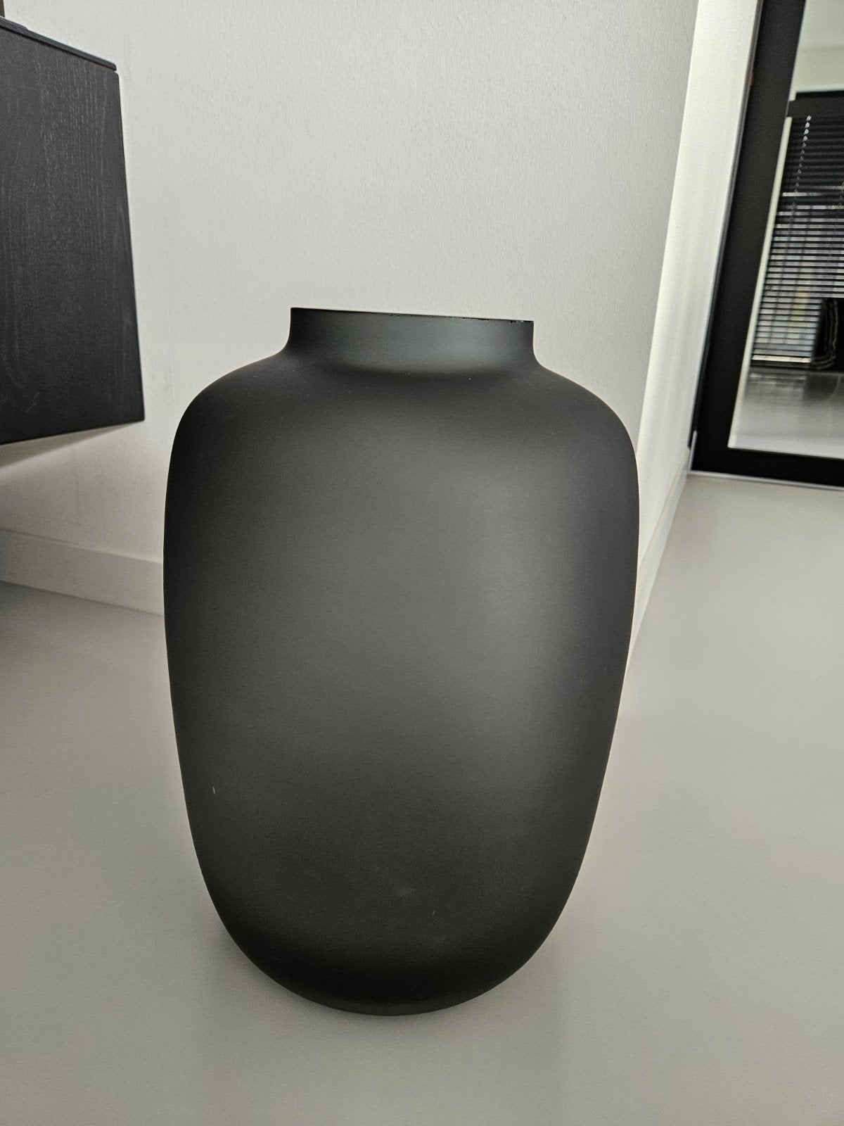 Vase the world artic satin grey vaas, Ophalen of Verzenden, Gebruikt, Grijs, Glas