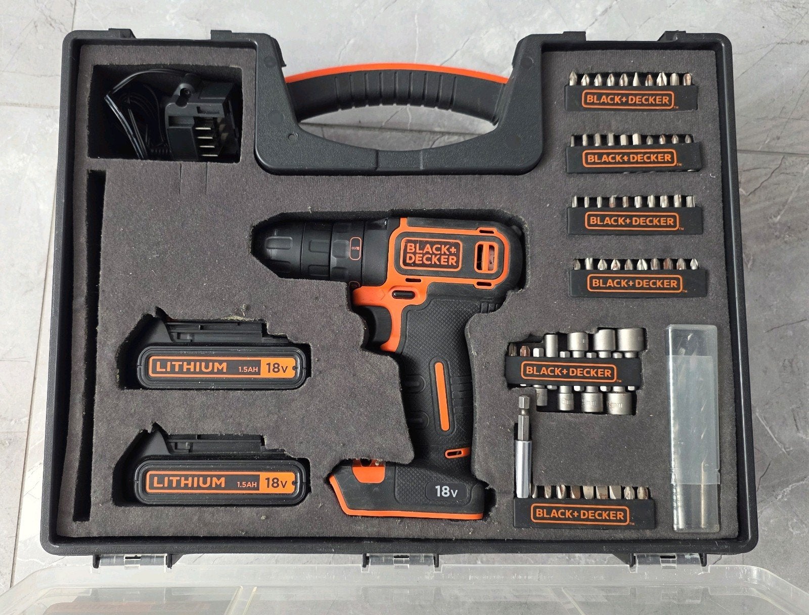 Black & Decker boor met accu's, oplader & 80-delige set, Doe-het-zelf en Verbouw, Gereedschap | Boormachines, Ophalen, Zo goed als nieuw