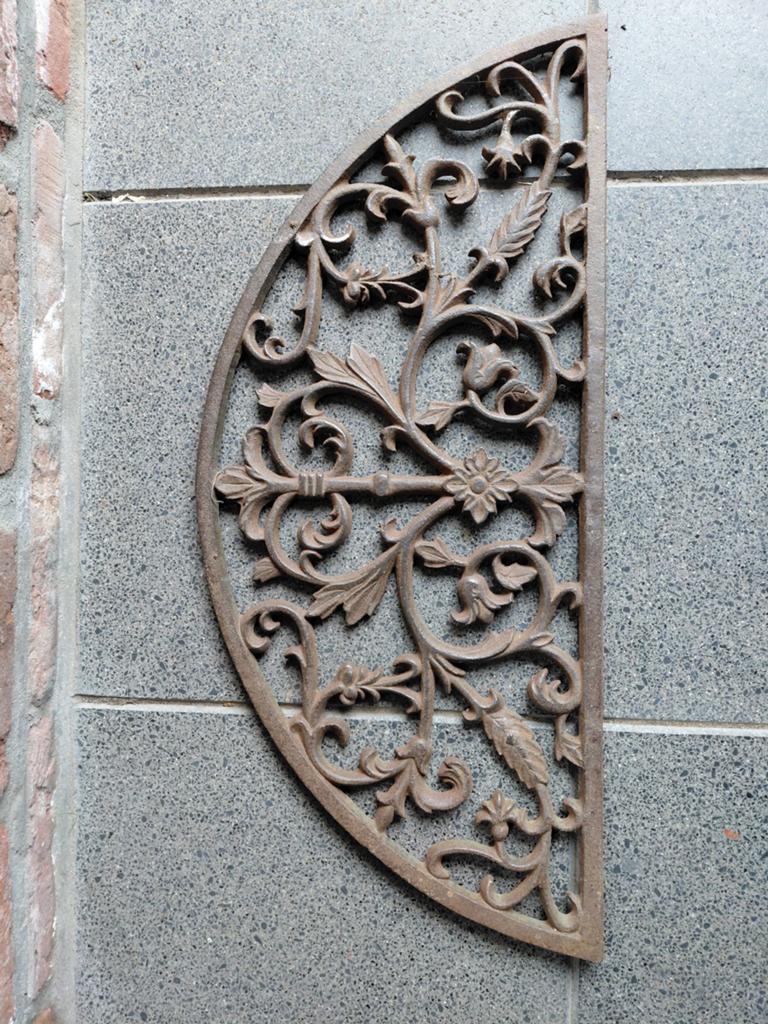 Halfronde gietijzeren deurmat, Ophalen