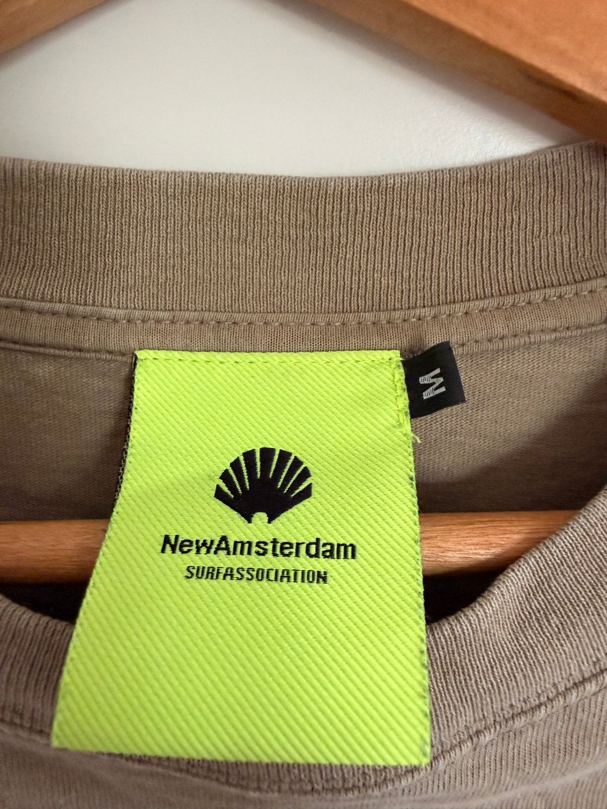 New Amsterdam Surf Association T-shirt Maat M Zeehond Print, Ophalen of Verzenden, Nieuw, Maat 48/50 (M), Beige