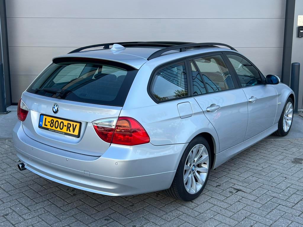 Luxe Grijze BMW 3-Serie 320i E91 Touring 150PK/PanoramaDak!, 13 km/l, Achterwielaandrijving, 1995 cc, 4 cilinders