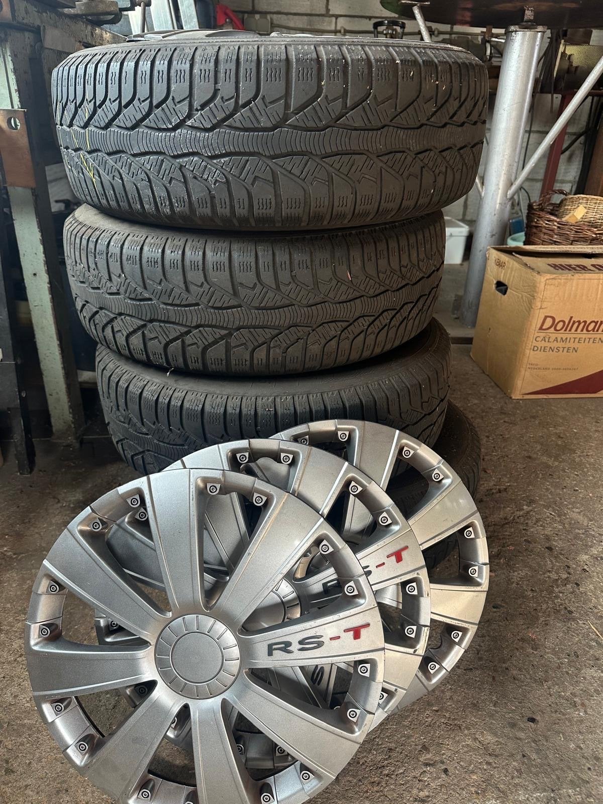 Winterbanden met wieldoppen 195/65 R15, Ophalen, Gebruikt