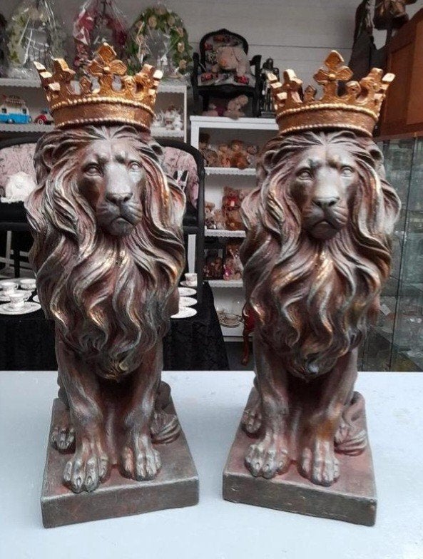 2 x mooie leeuwen beelden met kroon 85.00 p.s, Verzamelen, Beelden en Beeldjes, Ophalen, Zo goed als nieuw, Dier