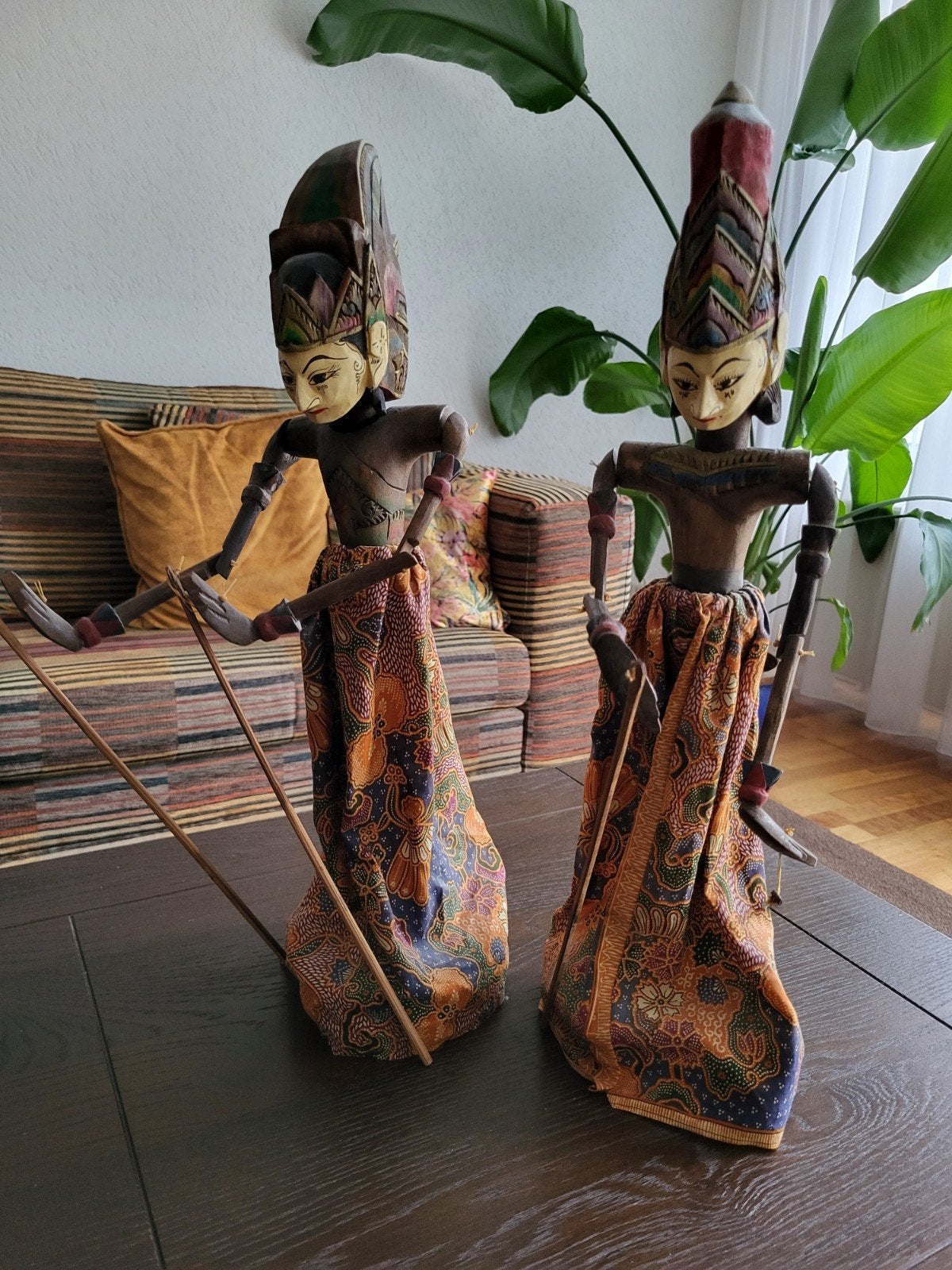 Set van 2 handgemaakte Indonesische Wayang Golek poppen, Geschilderd, Indonesië, Meerkleurig, Pop
