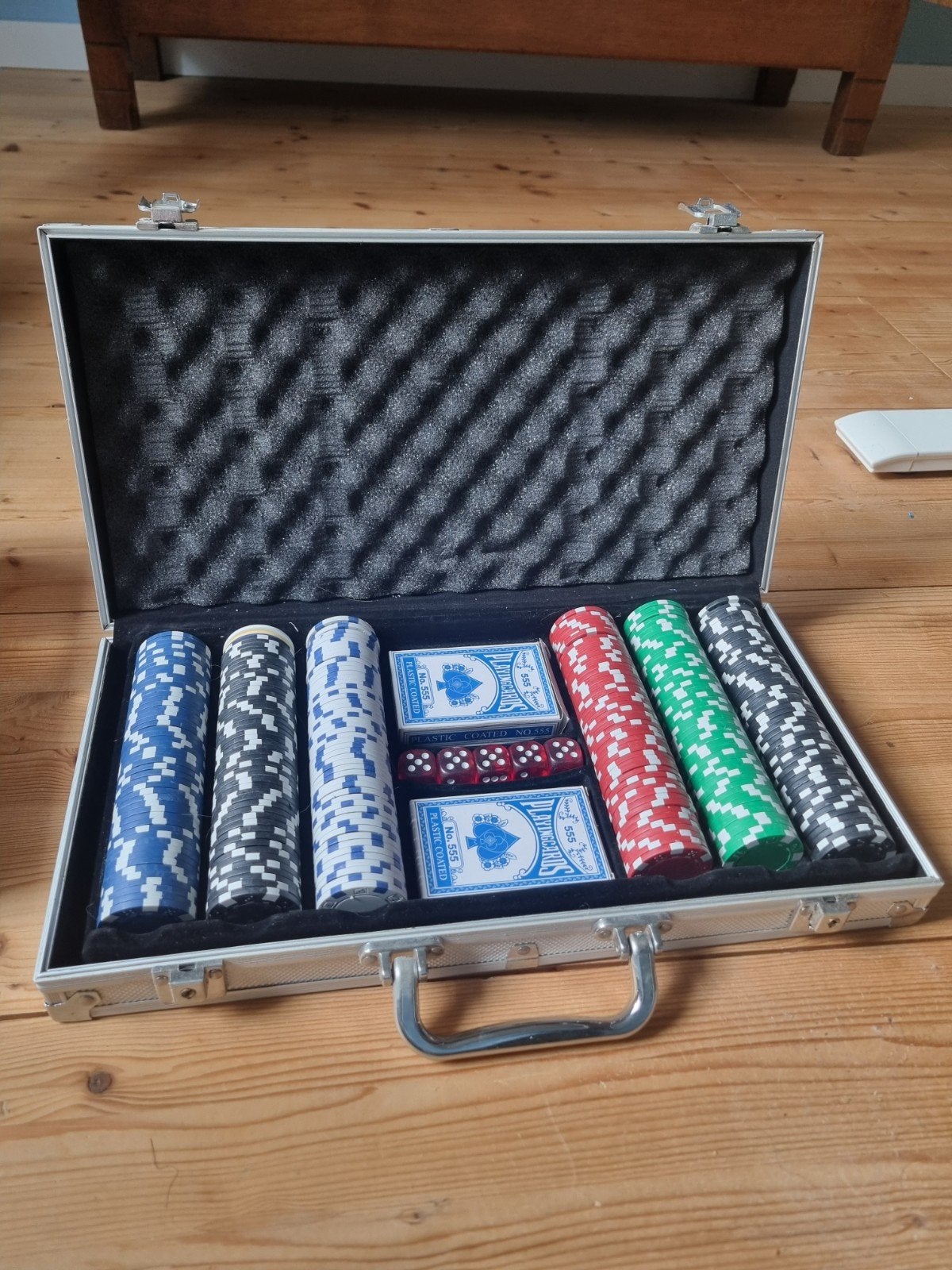 Pokerset in aluminium koffer met fiches, dobbelstenen en kaa, Drie of vier spelers, Ophalen of Verzenden, Zo goed als nieuw