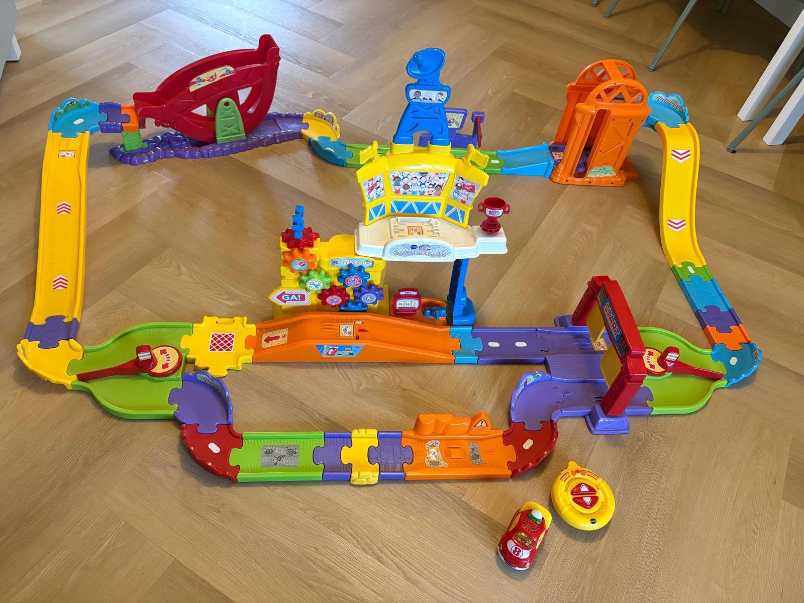 Vtech toettoet auto, race- en stuntbaan, Kinderen en Baby's, Speelgoed | Vtech, Ophalen, Gebruikt, 2 tot 4 jaar