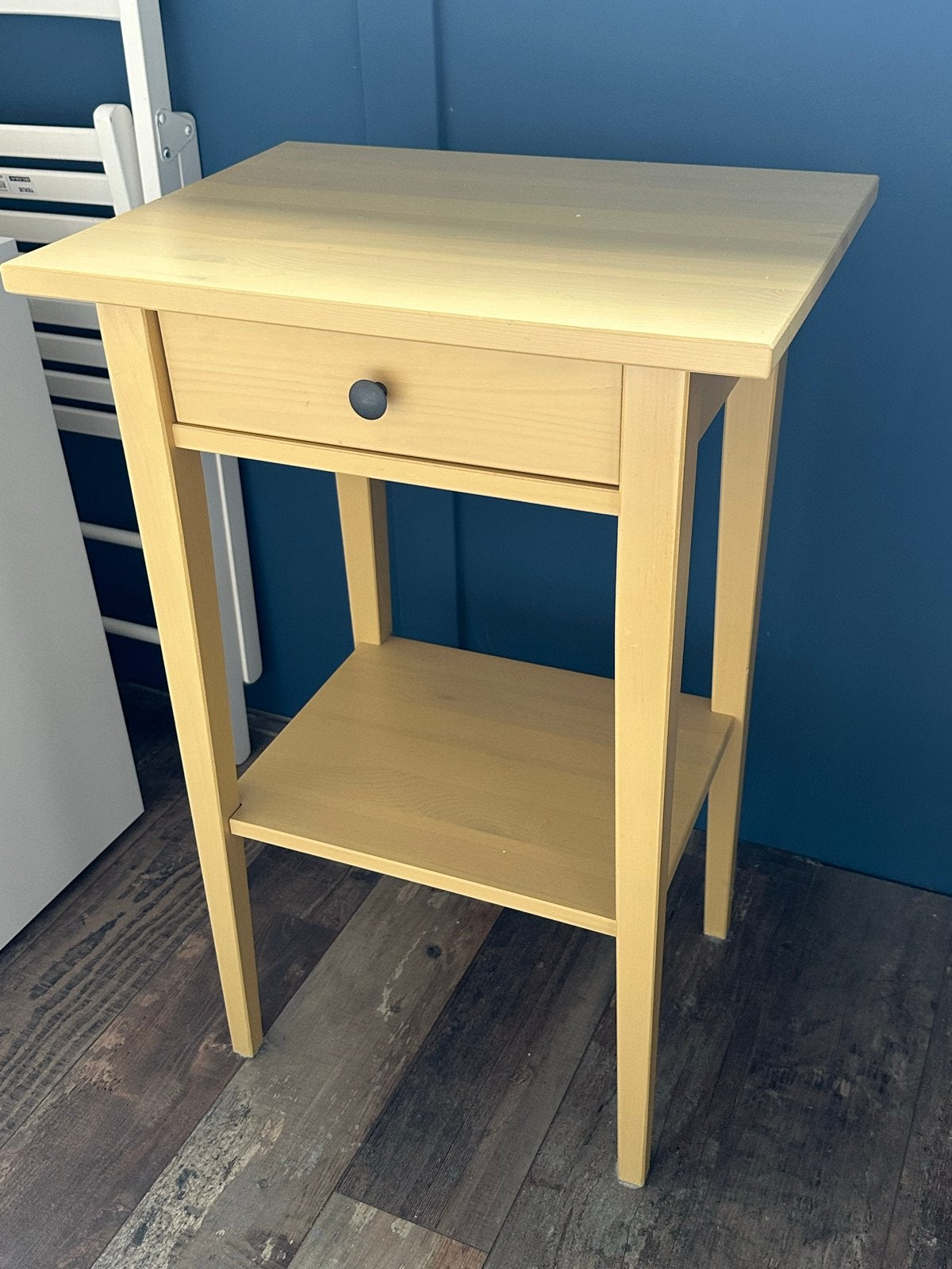 2 x Houten bijzettafel met lade en plank - Ikea Hemnes, Ophalen, Minder dan 55 cm, Zo goed als nieuw, 60 cm of meer
