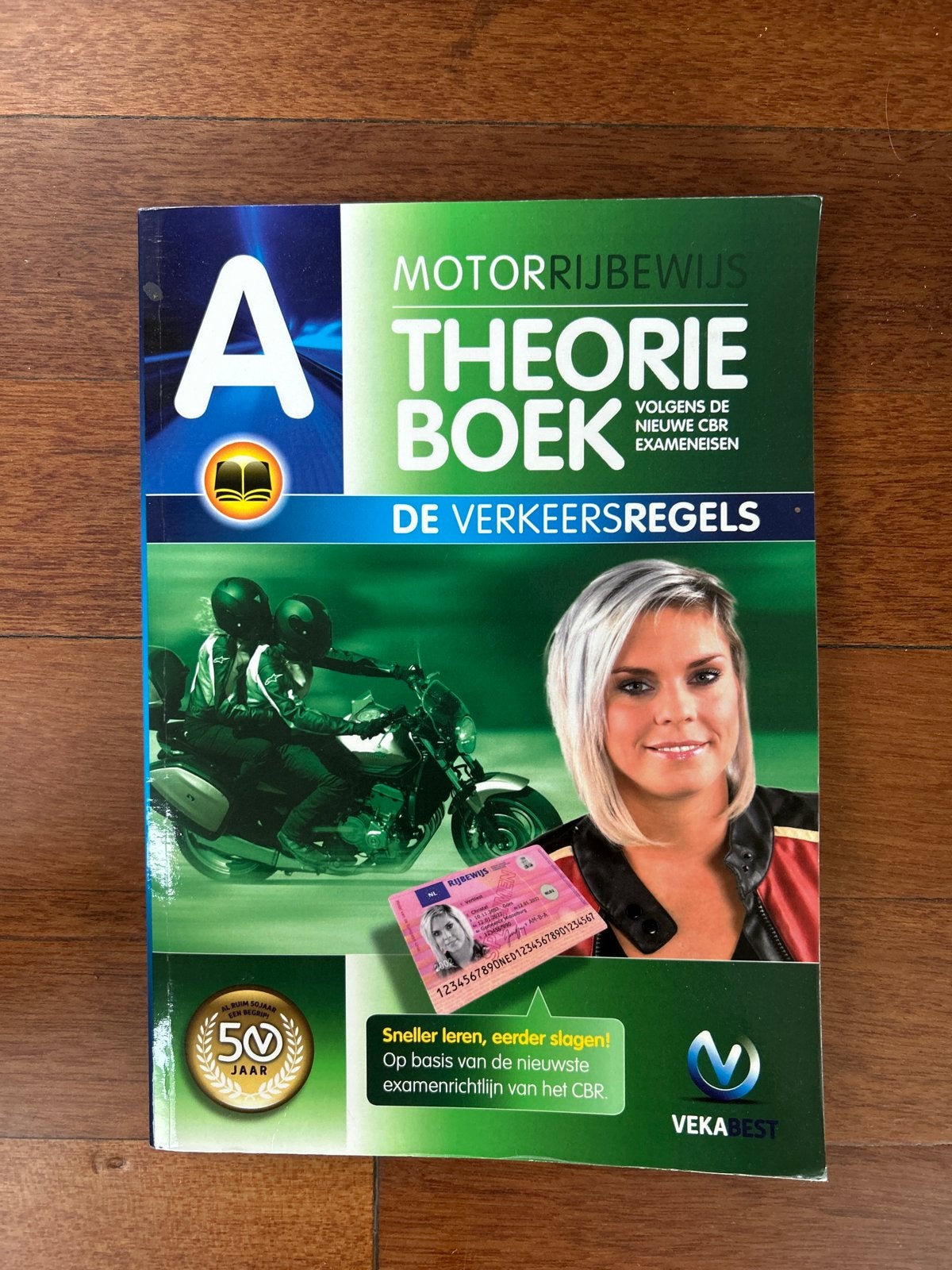 Motorrijbewijs Theorieboek - De Verkeersregels (VekaBest), Boeken, Ophalen of Verzenden, Zo goed als nieuw, Niet van toepassing