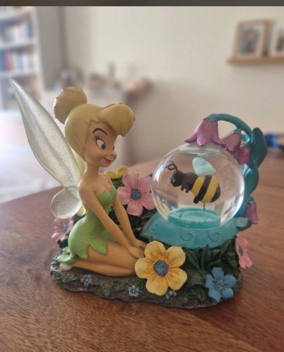 Prachtig Disney Tinkerbell Beeldje met Bijen-Waterbol / Snee, Ophalen of Verzenden, Winnie de Poeh of vrienden, Zo goed als nieuw