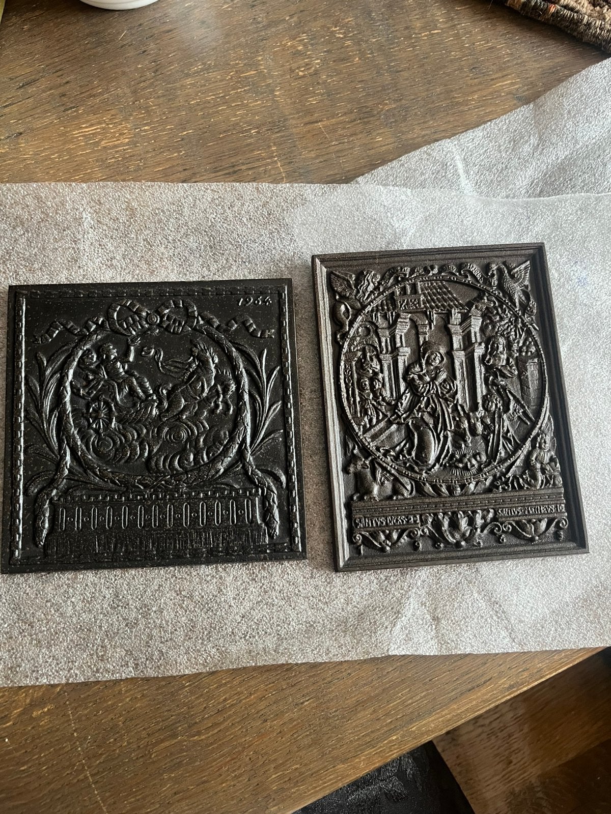 Twee gietijzeren plaquettes: oa Geboorte van Christus & 1964, Antiek en Kunst, Ophalen of Verzenden