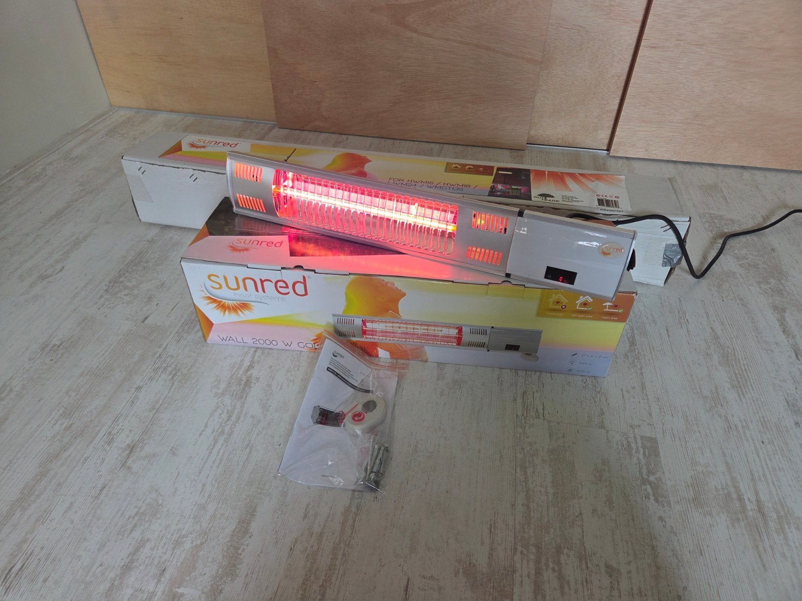 Nieuwe Sunred korte golf IR terrasverwarmer met tripod, Nieuw, Draaibaar, Wand, Ophalen