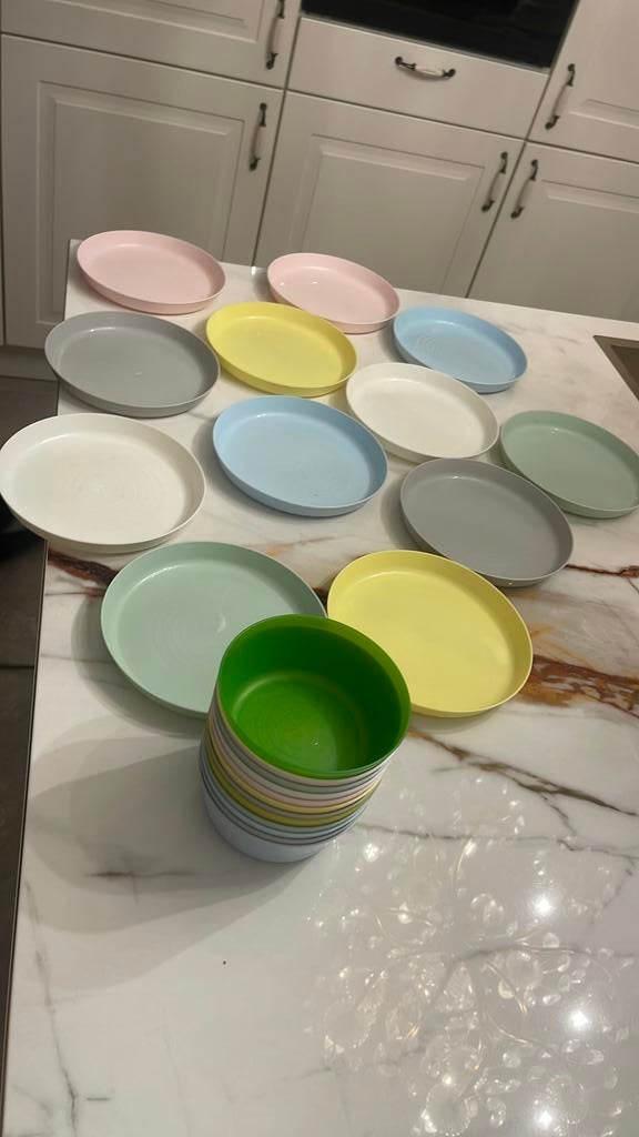 12 Plastic klote bordjes en 12 Kk kommetjes, Huis en Inrichting, Keuken | Tupperware, Zo goed als nieuw, Overige typen, Ophalen