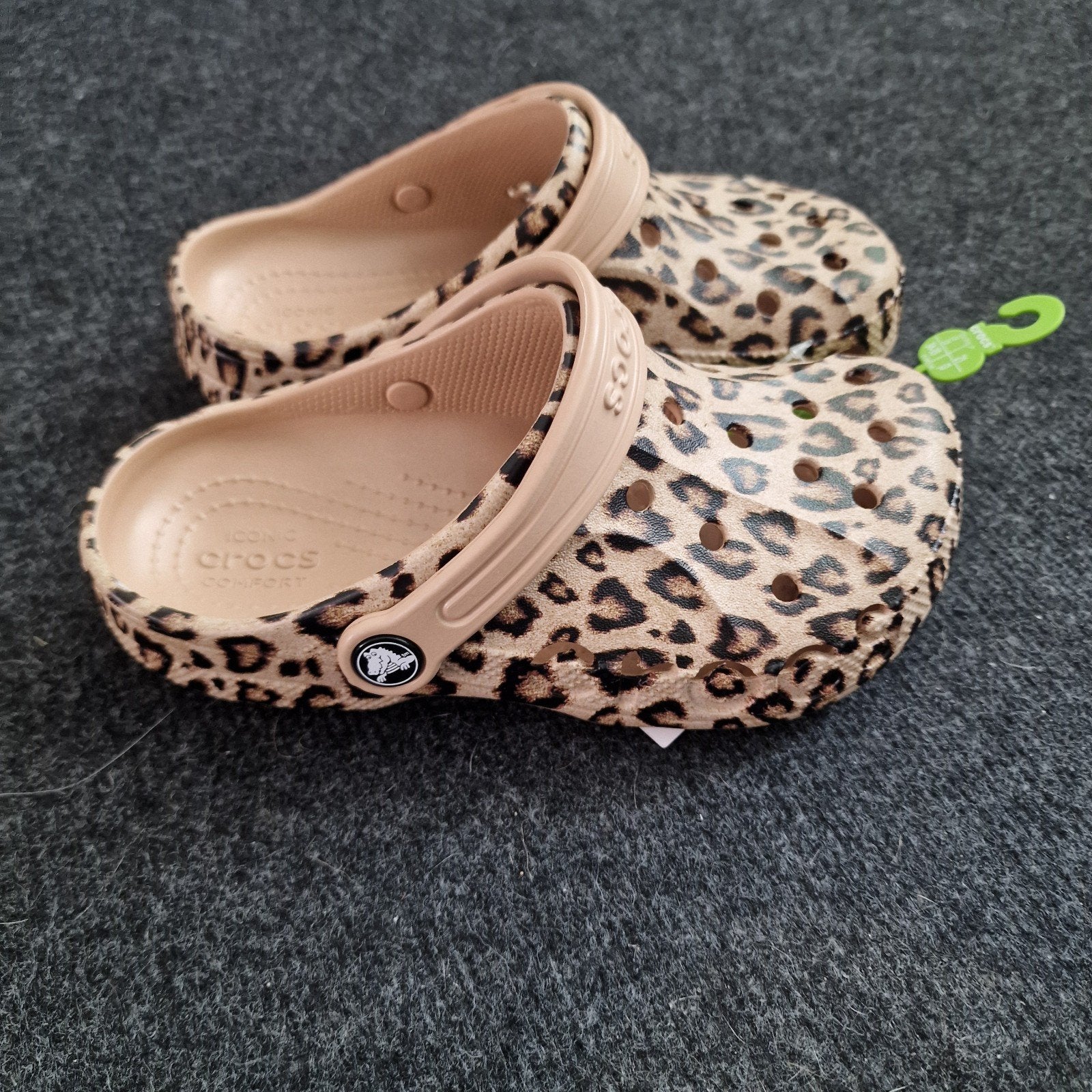 Nieuwe Crocs met luipaardprint, maat 38/39, Bruin, Nieuw, Ophalen of Verzenden, Crocs