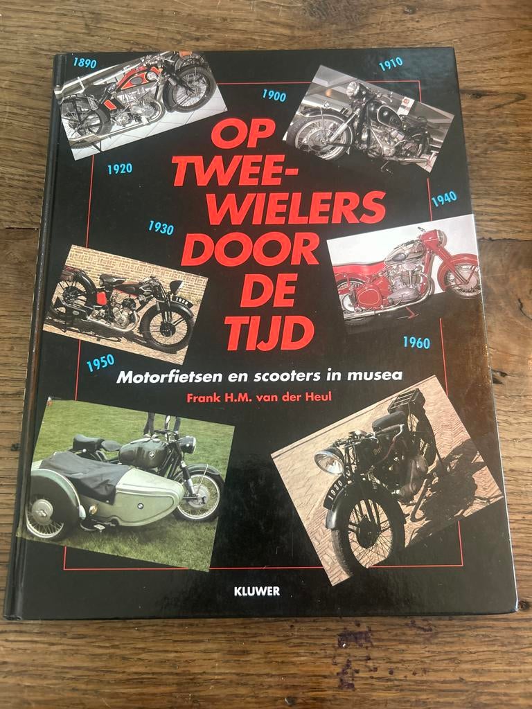 Op Twee Wielen Door De Tijd: Motorfietsen en scooters in mus, Ophalen of Verzenden, Nieuw, Algemeen