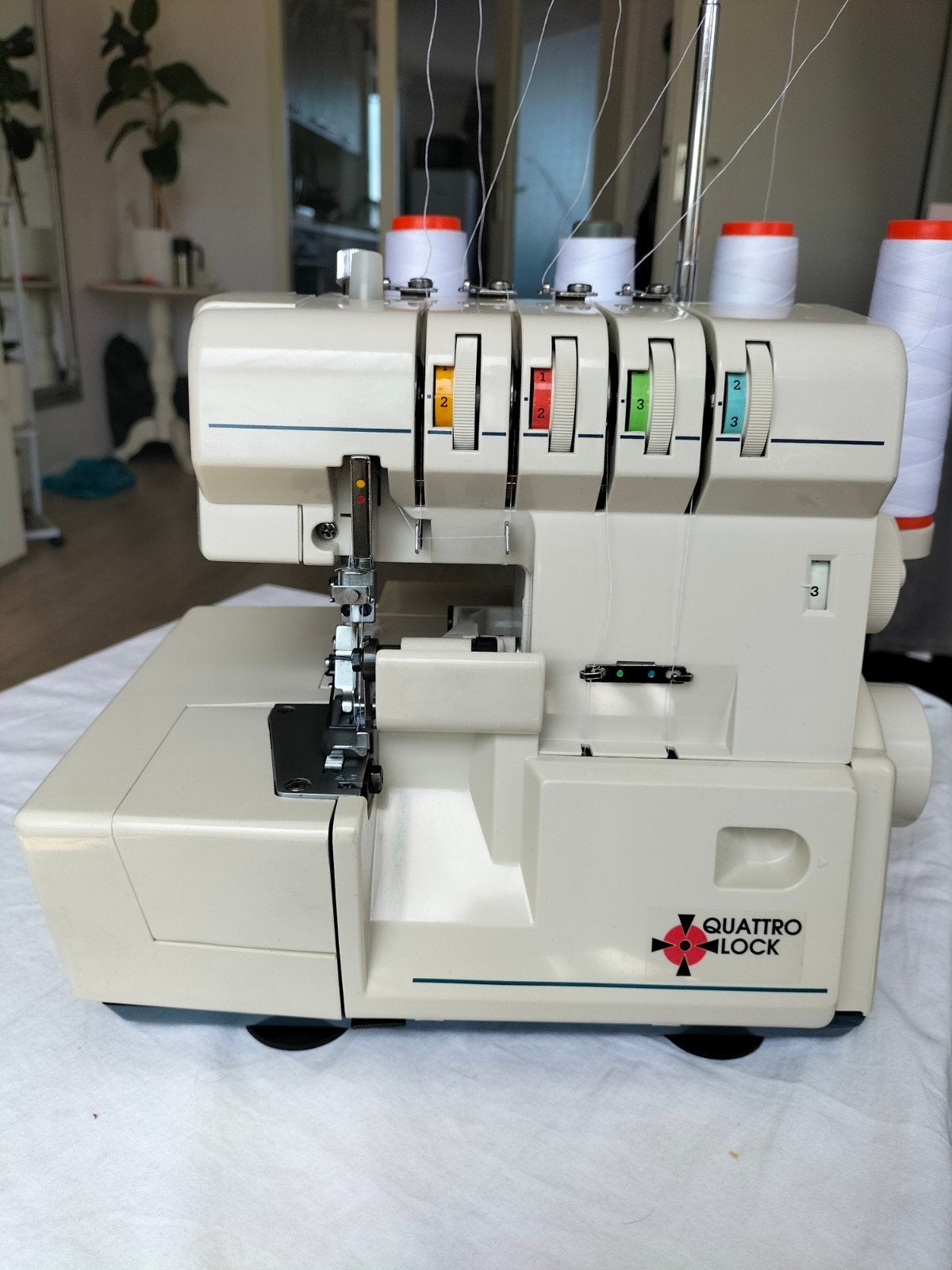 Overlock machine Quattro, Hobby en Vrije tijd, Naaimachines en Toebehoren, Ophalen of Verzenden, Zo goed als nieuw, Lockmachine