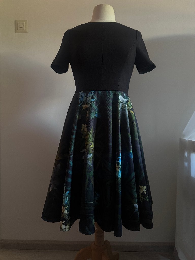 Ted Baker jurk maat 38 met bloemenprint, Kleding | Dames, Maat 38/40 (M), Zwart, Ophalen of Verzenden, Zo goed als nieuw