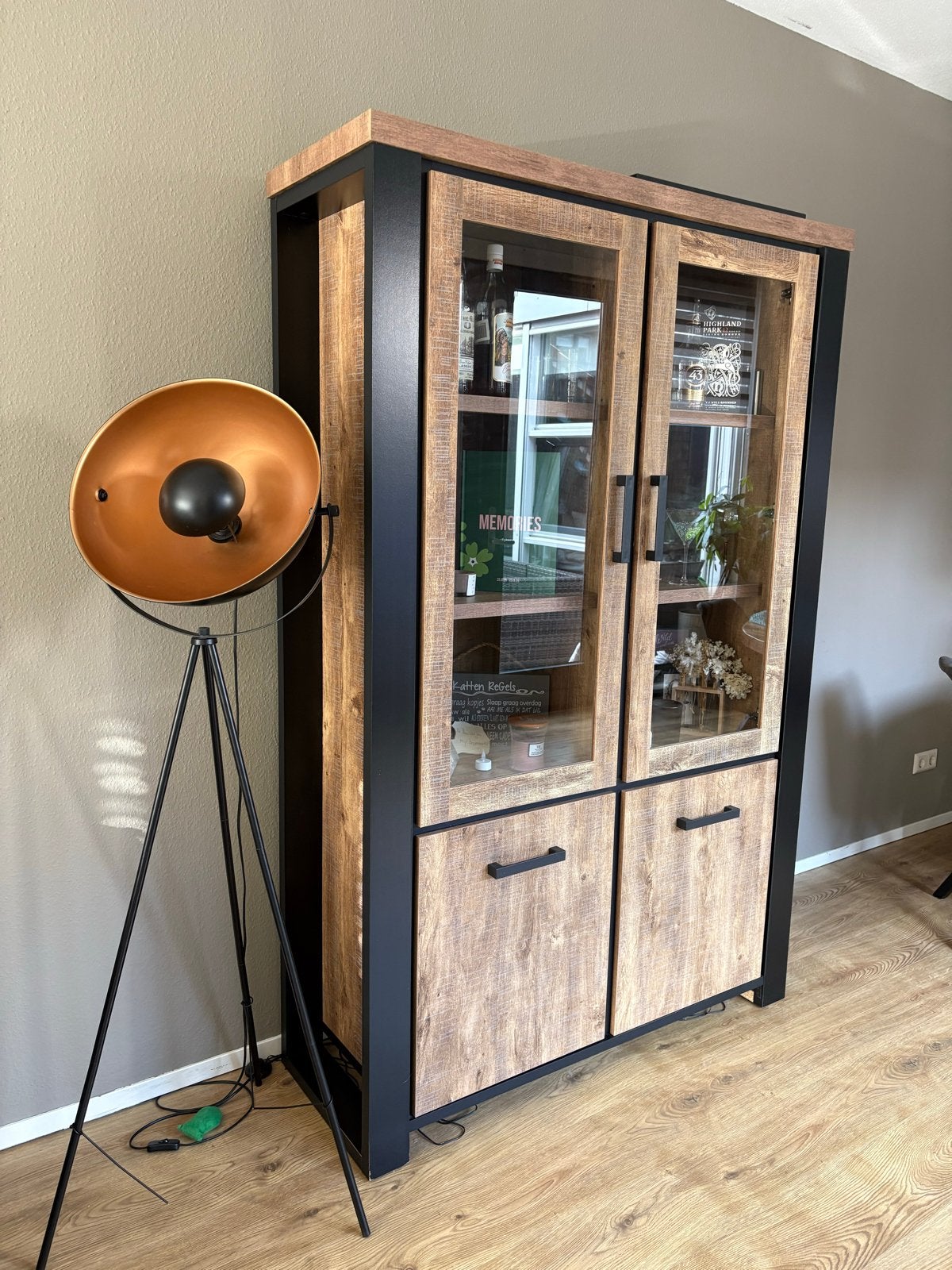 Moderne vitrinekast met glas en hout, 125x195x45 cm