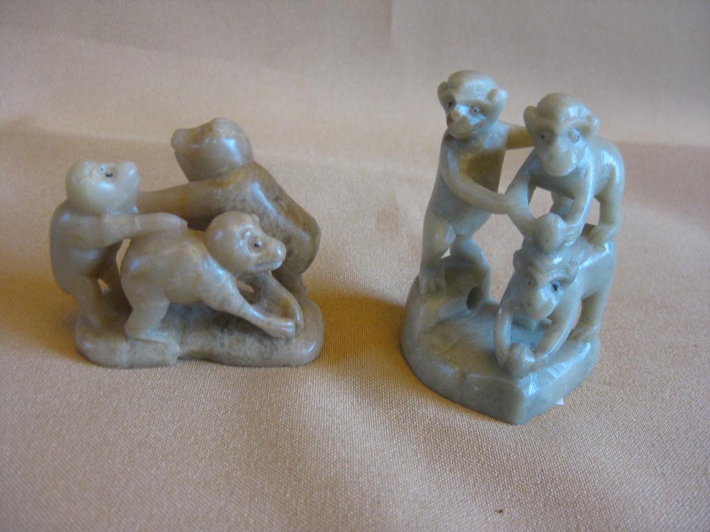 2 antiek Chinees spekstenen beeldjes met 3 apen, Antiek en Kunst, Kunst | Beelden en Houtsnijwerken, Minder dan 20 cm, Natuurlijk materiaal